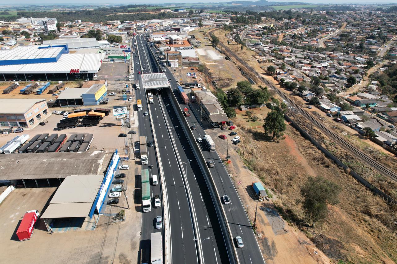 A Avenida Souza Naves concentra um fluxo de 35 mil veículos por dia. Foto: Rodrigo Félix Leal/ InfraPR