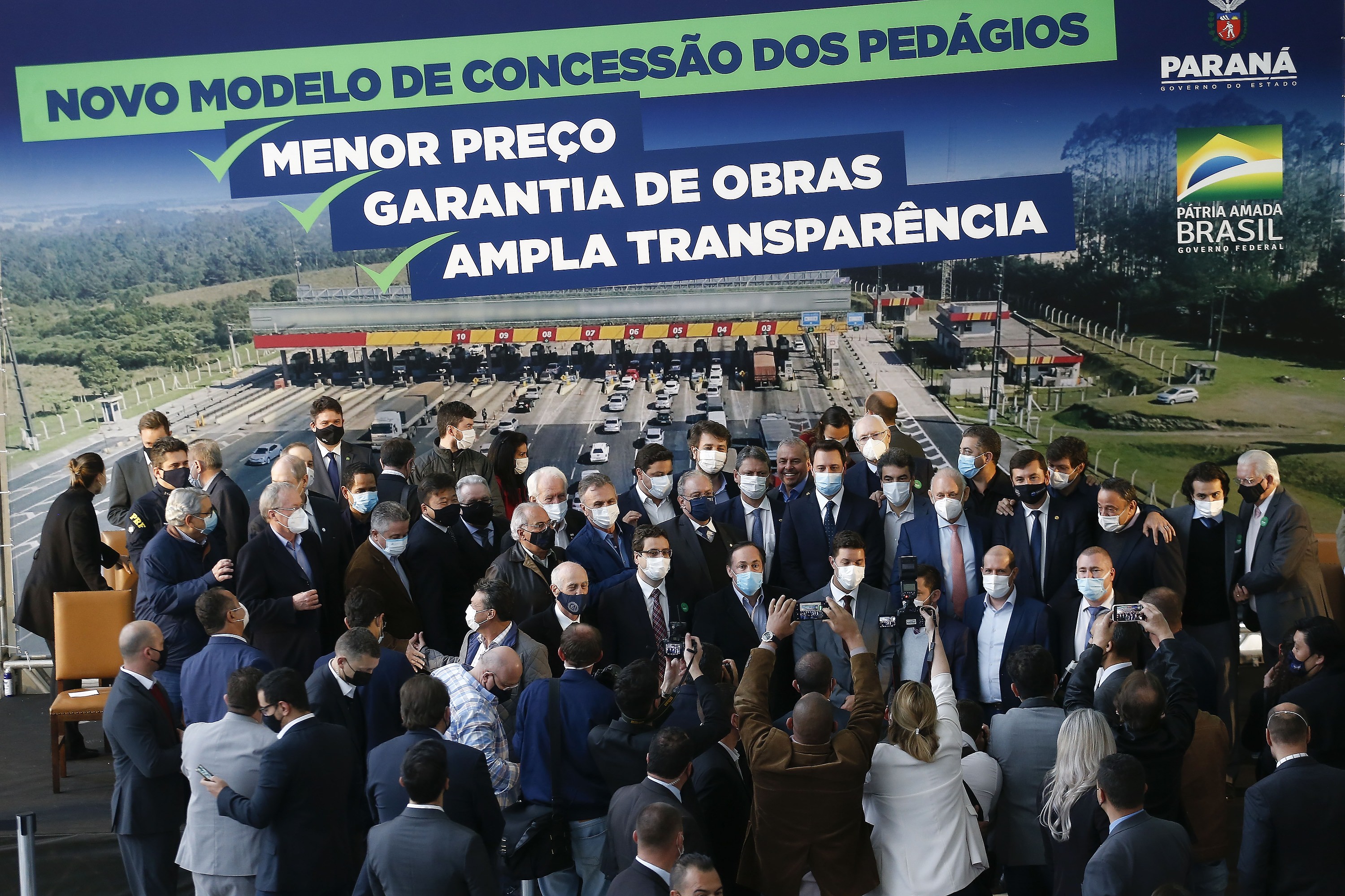O governador Carlos Massa Ratinho Junior e o ministro da Infraestrutura, Tarcísio Gomes de Freitas, apresentam, os detalhes da nova concessão de 3,3 mil quilômetros de rodovias do Paraná. Foto: Jonathan Campos/AEN