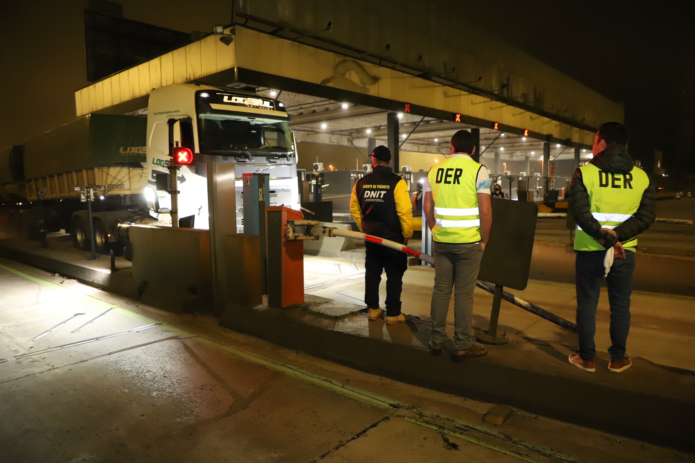 ncerramento dos atuais contratos de concessão de rodovias no Paraná. Abertura das catracas da praça de pedágio da Ecovia, na BR-277, em São José dos Pinhais, ocorrida à 0h00 deste domingo. - Curitiba, 28/11/2021 - Foto: Ari Dias/AEN