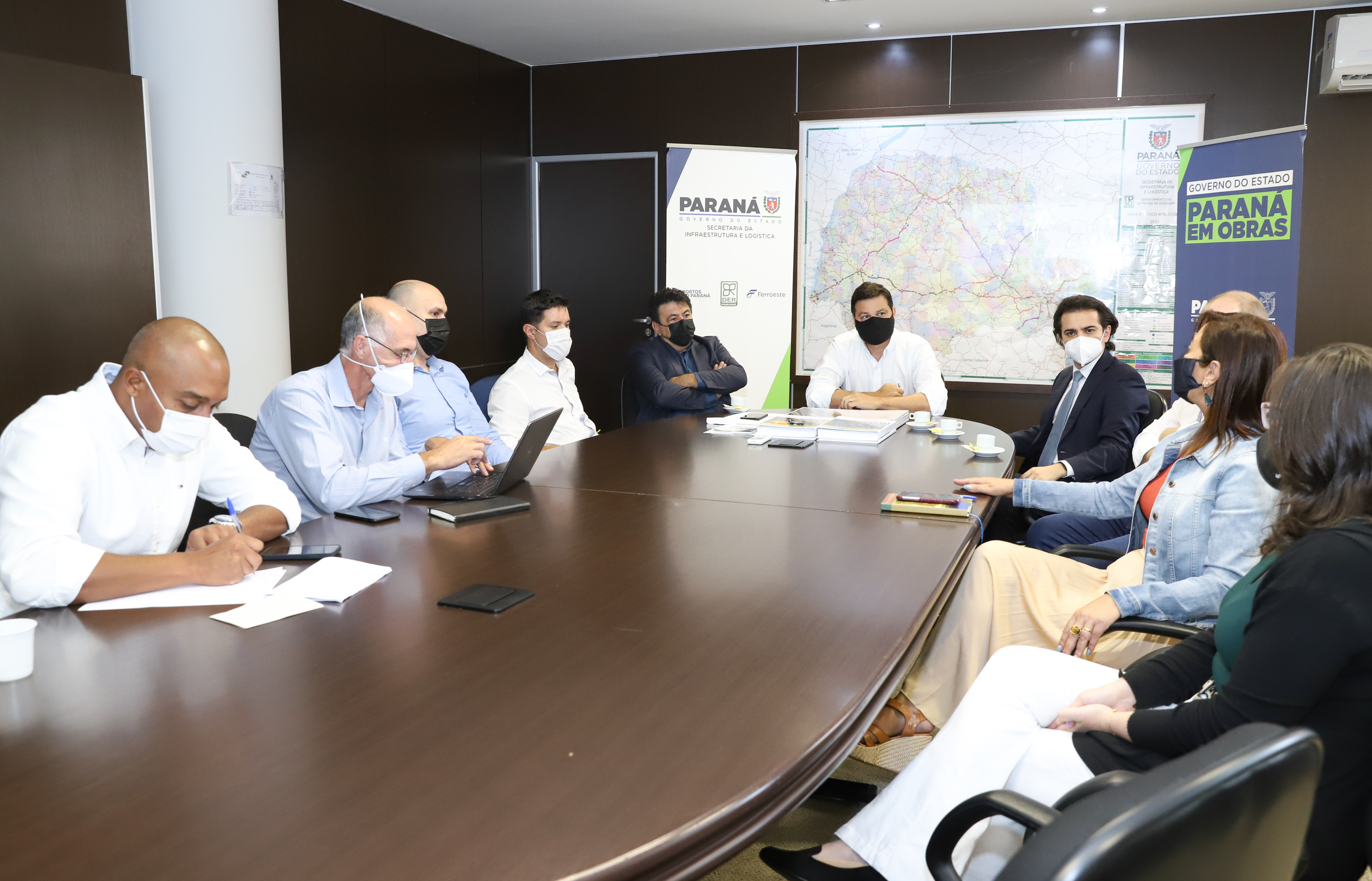 Aeroportos de Pato Branco e Umuarama recebem plano diretor para os próximos 20 anos - Na foto, Pato Branco - Prefeito Robson Cantu / Deputado Estadual Luiz Fernando Guerra / Deputado Estadual Guto Silva - Curitiba, 17/02/2022 Foto: Rodrigo Félix Leal/SEIL