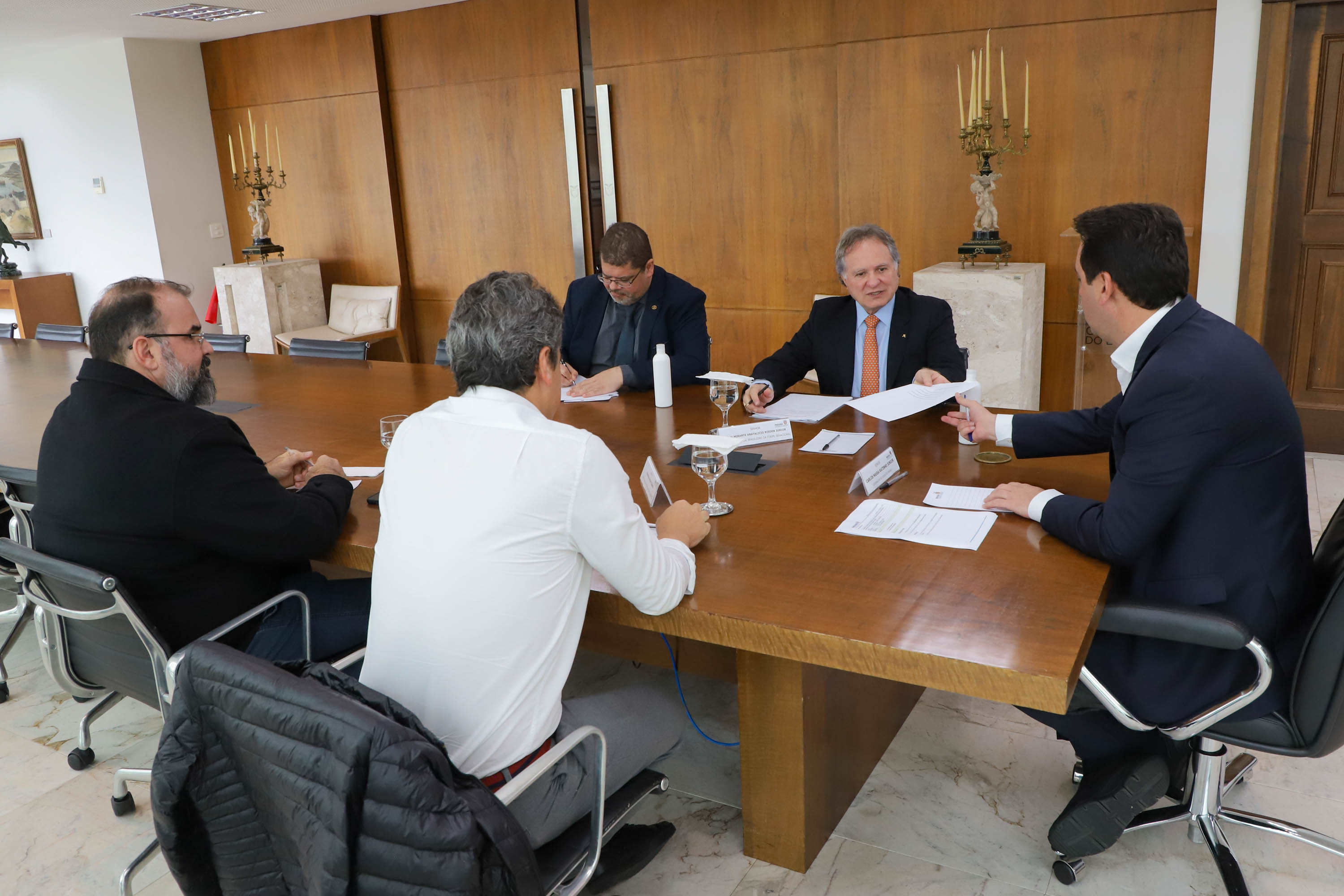 Governador Carlos Massa Ratinho Junior em reunião com o diretor-geral brasileiro da Itaipu Binacional, Almirante Anatalício Risden ( foto) - Curitiba, 18/04/2022 Foto: Ari Dias/AEN