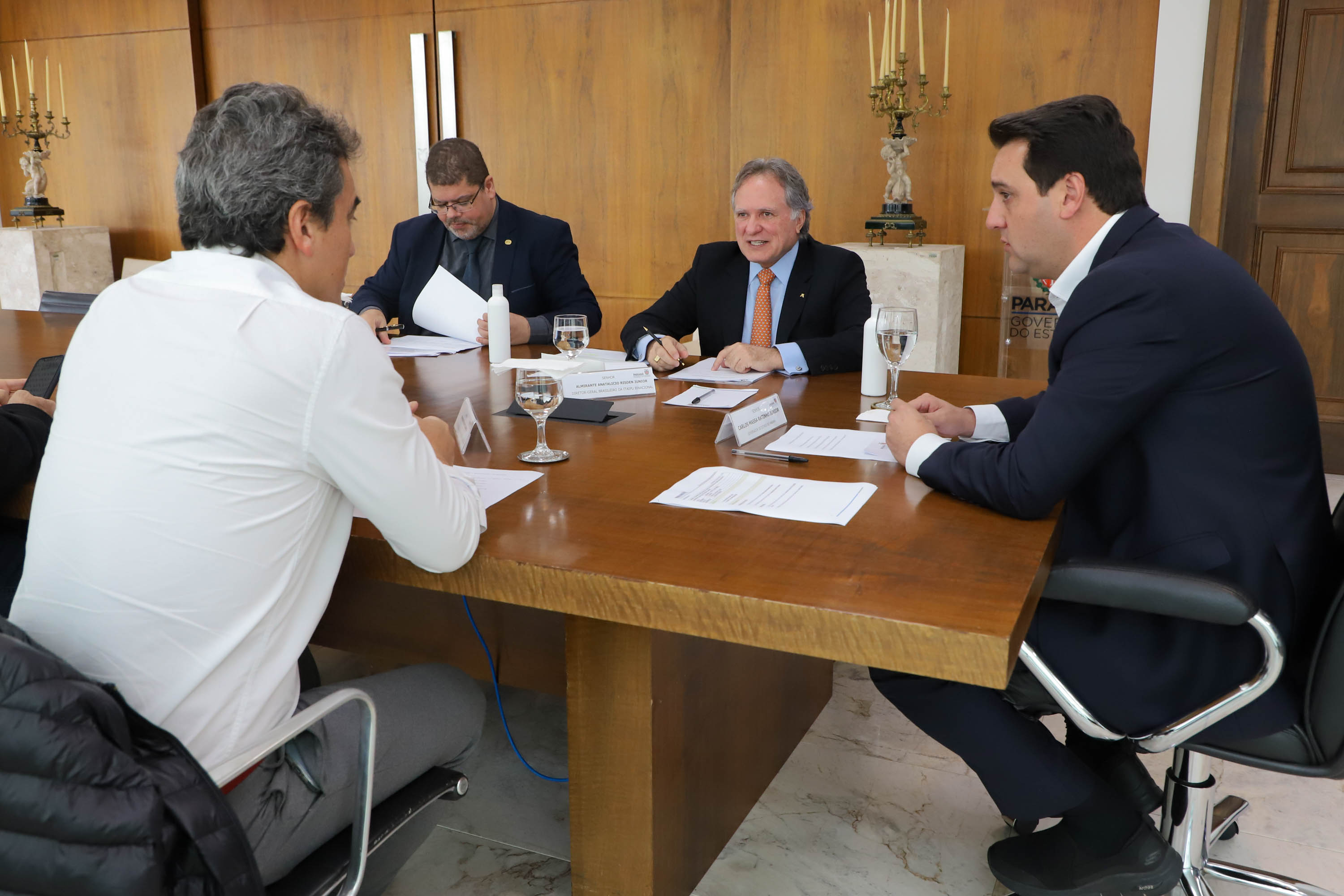Governador Carlos Massa Ratinho Junior em reunião com o diretor-geral brasileiro da Itaipu Binacional, Almirante Anatalício Risden ( foto) - Curitiba, 18/04/2022 Foto: Ari Dias/AEN