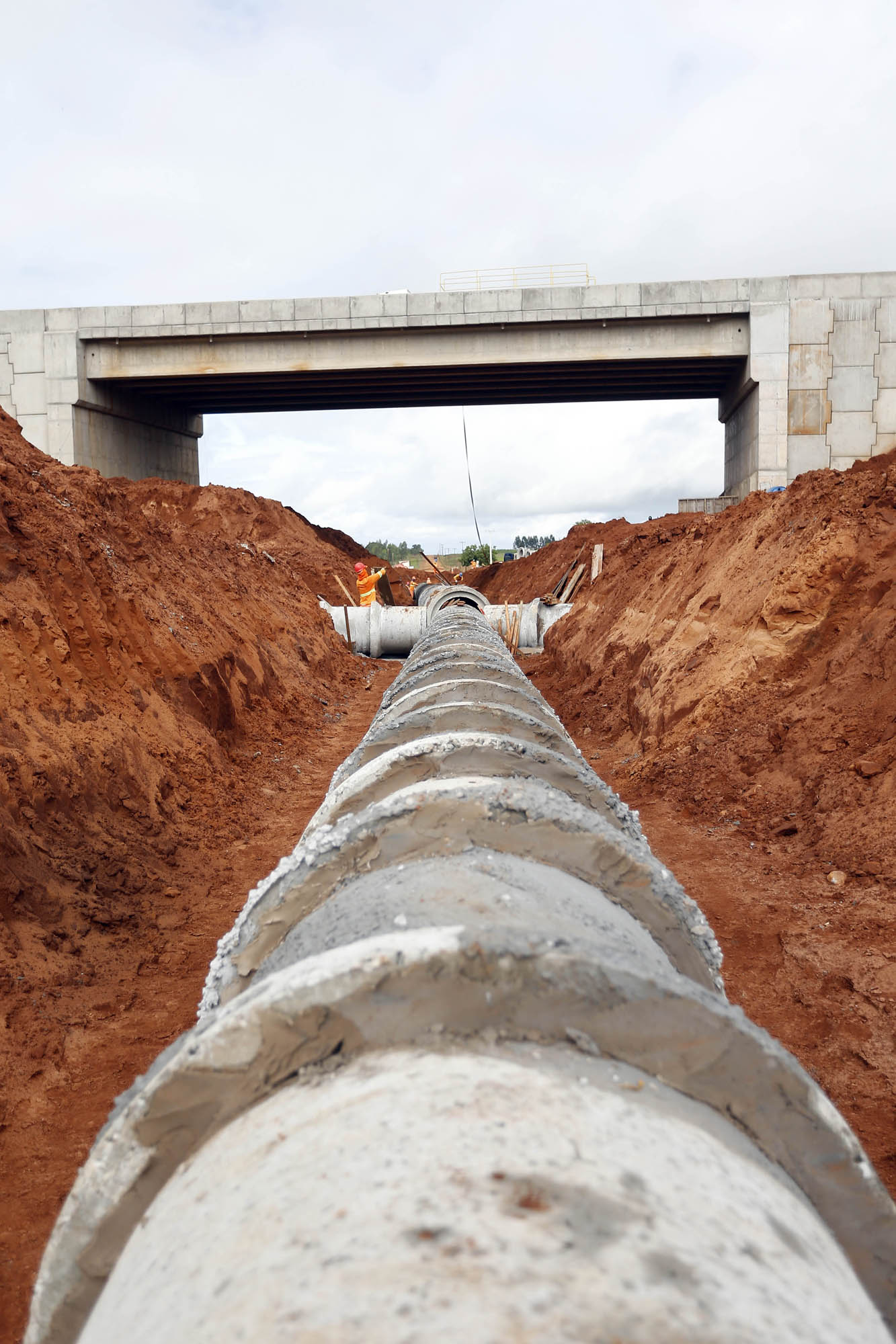 A obra de revitalização da Estrada da Boiadeira (BR-487), no Noroeste do Paraná, avançou significativamente nos últimos dias. A construção da rodovia que liga o Mato Grosso do Sul a Umuarama, passando por Icaraíma, ultrapassou índice de conclusão de 80% e, com o encaminhamento das últimas desapropriações necessárias, todo o trecho estará liberado para execução a partir de junho. Com isso, a previsão é que o antigo sonho da população da região seja materializado no segundo semestre deste ano, com a conclusão