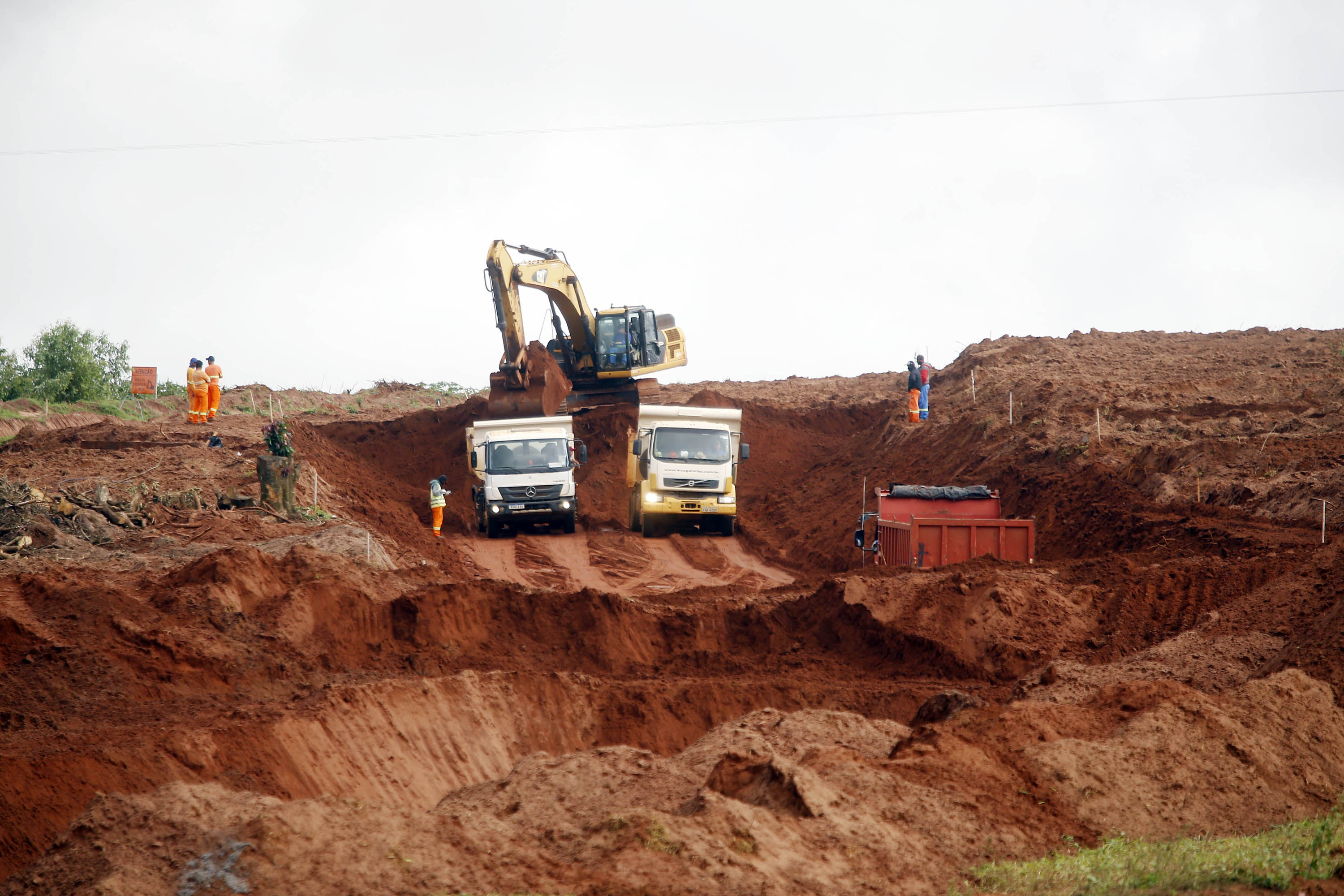 A obra de revitalização da Estrada da Boiadeira (BR-487), no Noroeste do Paraná, avançou significativamente nos últimos dias. A construção da rodovia que liga o Mato Grosso do Sul a Umuarama, passando por Icaraíma, ultrapassou índice de conclusão de 80% e, com o encaminhamento das últimas desapropriações necessárias, todo o trecho estará liberado para execução a partir de junho. Com isso, a previsão é que o antigo sonho da população da região seja materializado no segundo semestre deste ano, com a conclusão