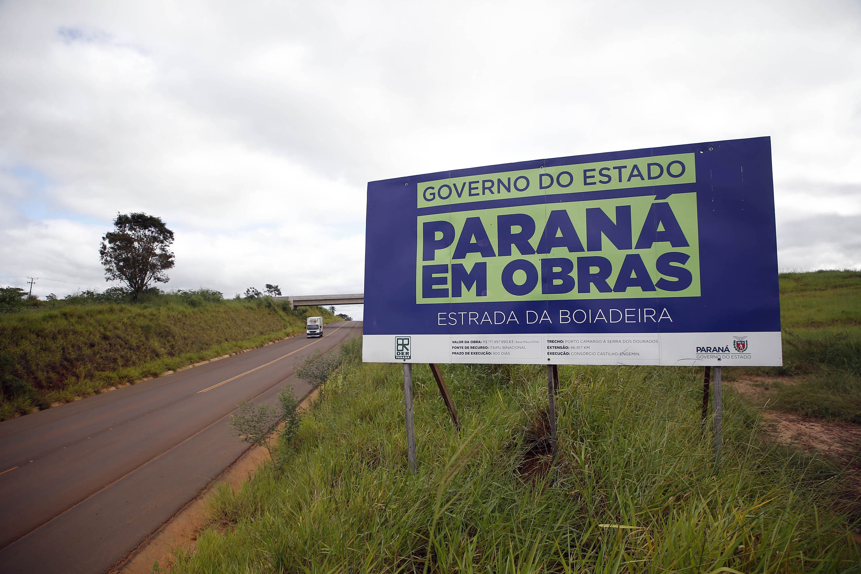 A obra de revitalização da Estrada da Boiadeira (BR-487), no Noroeste do Paraná, avançou significativamente nos últimos dias. A construção da rodovia que liga o Mato Grosso do Sul a Umuarama, passando por Icaraíma, ultrapassou índice de conclusão de 80% e, com o encaminhamento das últimas desapropriações necessárias, todo o trecho estará liberado para execução a partir de junho. Com isso, a previsão é que o antigo sonho da população da região seja materializado no segundo semestre deste ano, com a conclusão