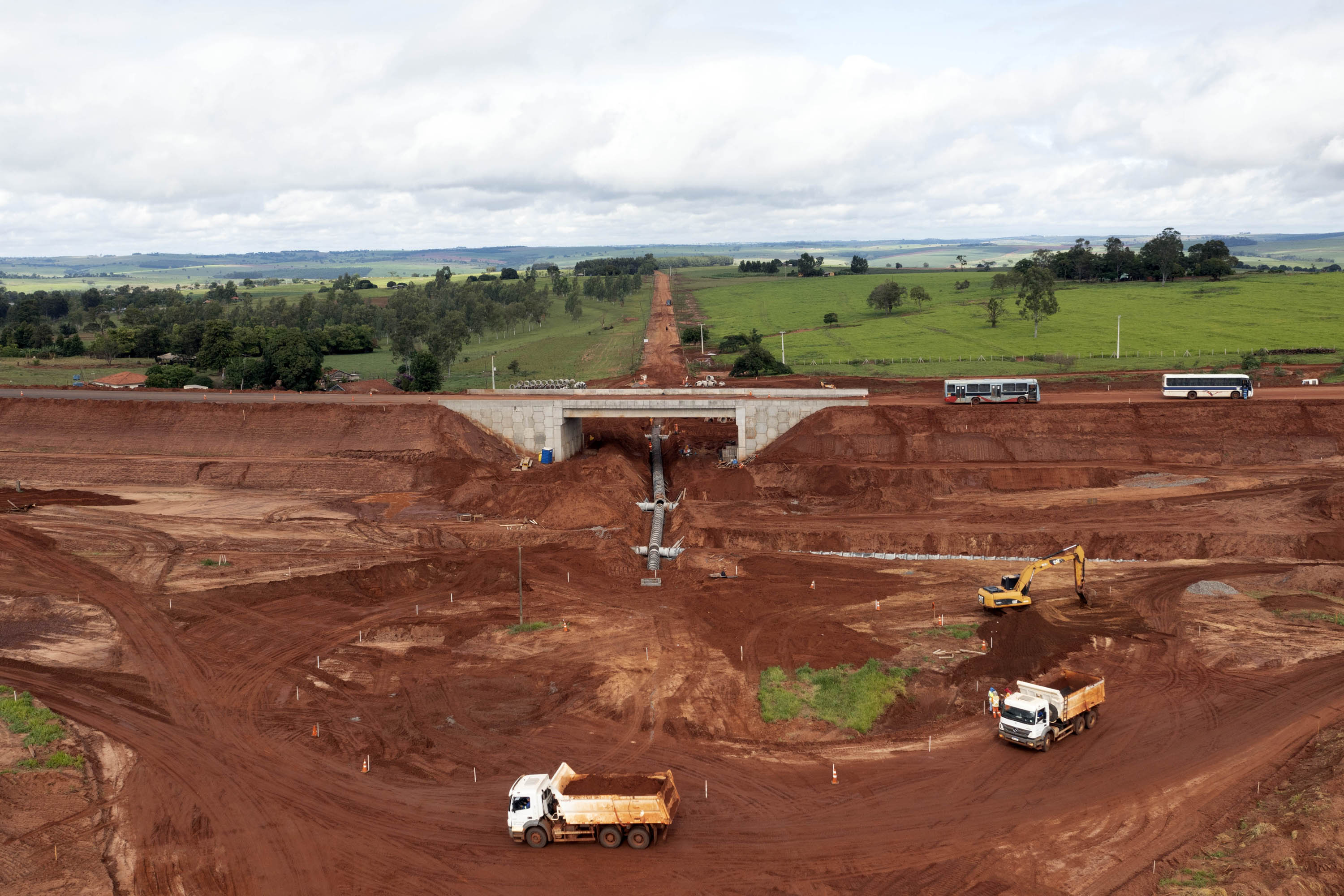 A obra de revitalização da Estrada da Boiadeira (BR-487), no Noroeste do Paraná, avançou significativamente nos últimos dias. A construção da rodovia que liga o Mato Grosso do Sul a Umuarama, passando por Icaraíma, ultrapassou índice de conclusão de 80% e, com o encaminhamento das últimas desapropriações necessárias, todo o trecho estará liberado para execução a partir de junho. Com isso, a previsão é que o antigo sonho da população da região seja materializado no segundo semestre deste ano, com a conclusão