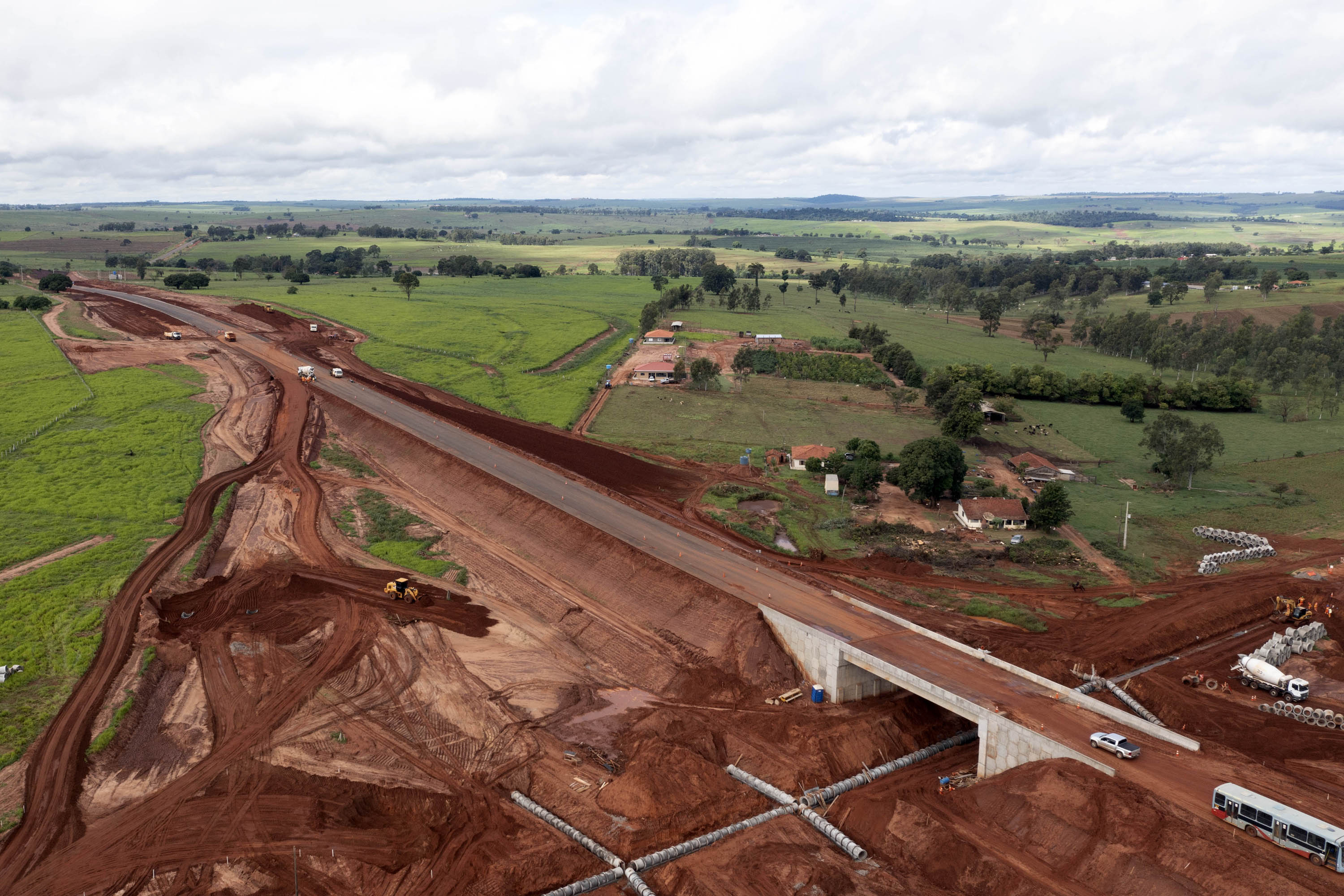 A obra de revitalização da Estrada da Boiadeira (BR-487), no Noroeste do Paraná, avançou significativamente nos últimos dias. A construção da rodovia que liga o Mato Grosso do Sul a Umuarama, passando por Icaraíma, ultrapassou índice de conclusão de 80% e, com o encaminhamento das últimas desapropriações necessárias, todo o trecho estará liberado para execução a partir de junho. Com isso, a previsão é que o antigo sonho da população da região seja materializado no segundo semestre deste ano, com a conclusão