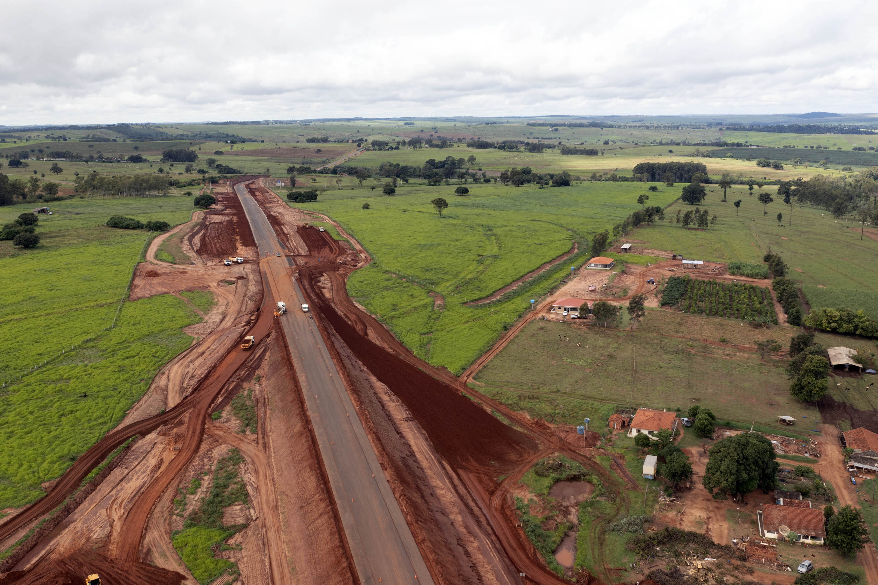 A obra de revitalização da Estrada da Boiadeira (BR-487), no Noroeste do Paraná, avançou significativamente nos últimos dias. A construção da rodovia que liga o Mato Grosso do Sul a Umuarama, passando por Icaraíma, ultrapassou índice de conclusão de 80% e, com o encaminhamento das últimas desapropriações necessárias, todo o trecho estará liberado para execução a partir de junho. Com isso, a previsão é que o antigo sonho da população da região seja materializado no segundo semestre deste ano, com a conclusão