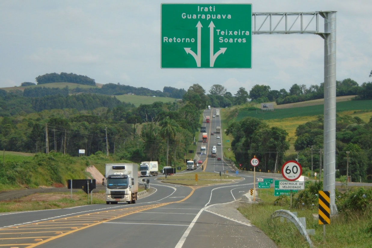 Concessionária de pedágio executa terceiras faixas, novo trevo e passarela de pedestres em rodovias federais. DER/PR fiscaliza o andamento de obras não realizadas durante o contrato - Foto: DER-PARANÁ