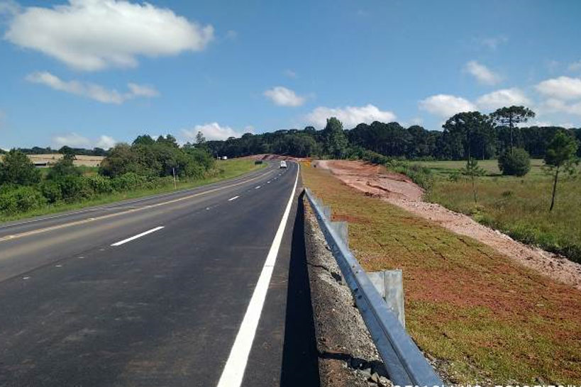 Concessionária de pedágio executa terceiras faixas, novo trevo e passarela de pedestres em rodovias federais. DER/PR fiscaliza o andamento de obras não realizadas durante o contrato - Foto: DER-PARANÁ