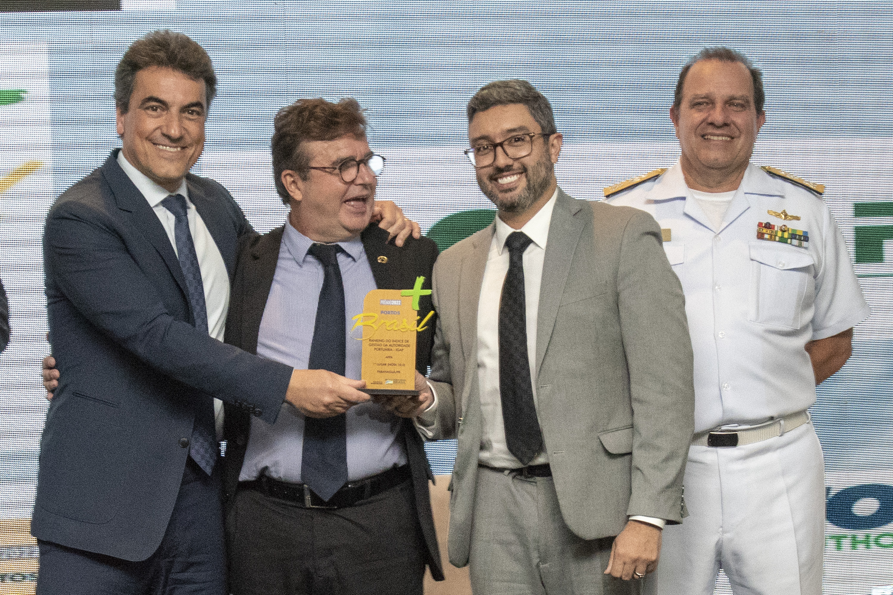 A Portos do Paraná foi eleita pela melhor gestão portuária do País pelo terceiro ano consecutivo. O reconhecimento foi feito pelo governo federal na terceira edição do Prêmio “Portos + Brasil”, entregue na noite desta quinta-feira (23), pelo Ministério da Infraestrutura, em Brasília. Entre todos os portos públicos brasileiros, os paranaenses (Paranaguá e Antonina) alcançaram a nota máxima no Índice de Gestão das Autoridades Portuárias (IGAP): 100 pontos. O indicador é considerado o mais importante para ate