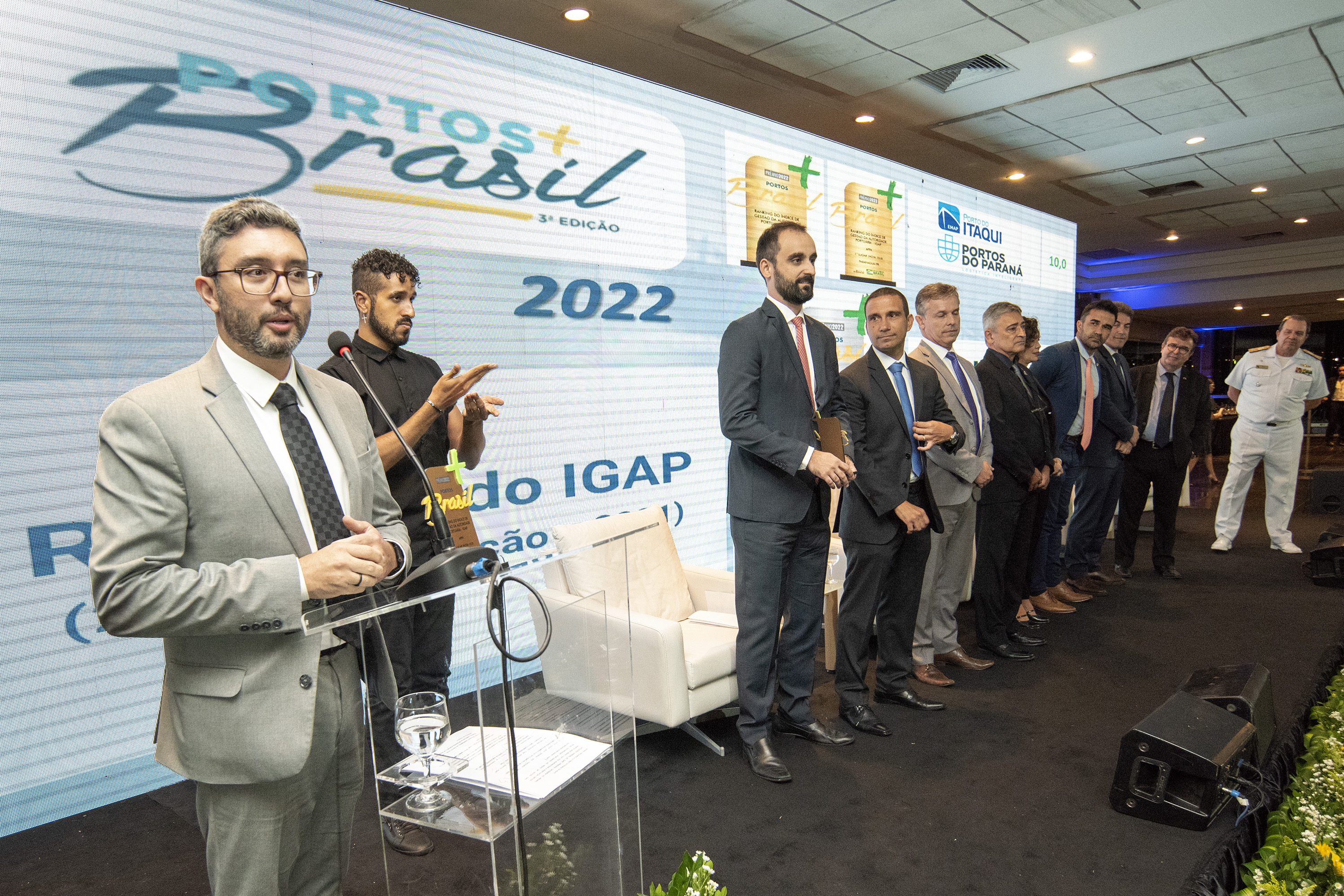 A Portos do Paraná foi eleita pela melhor gestão portuária do País pelo terceiro ano consecutivo. O reconhecimento foi feito pelo governo federal na terceira edição do Prêmio “Portos + Brasil”, entregue na noite desta quinta-feira (23), pelo Ministério da Infraestrutura, em Brasília. Entre todos os portos públicos brasileiros, os paranaenses (Paranaguá e Antonina) alcançaram a nota máxima no Índice de Gestão das Autoridades Portuárias (IGAP): 100 pontos. O indicador é considerado o mais importante para ate