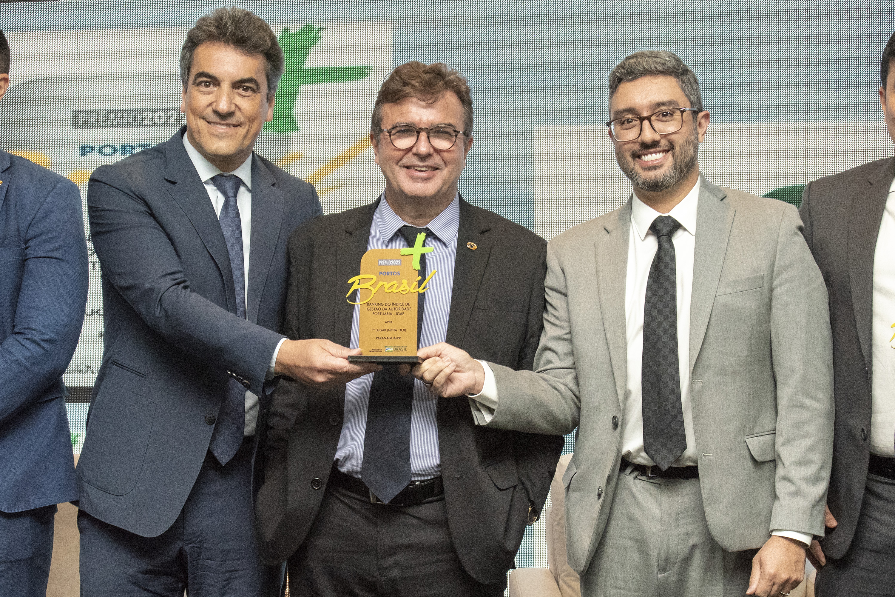 A Portos do Paraná foi eleita pela melhor gestão portuária do País pelo terceiro ano consecutivo. O reconhecimento foi feito pelo governo federal na terceira edição do Prêmio “Portos + Brasil”, entregue na noite desta quinta-feira (23), pelo Ministério da Infraestrutura, em Brasília. Entre todos os portos públicos brasileiros, os paranaenses (Paranaguá e Antonina) alcançaram a nota máxima no Índice de Gestão das Autoridades Portuárias (IGAP): 100 pontos. O indicador é considerado o mais importante para ate