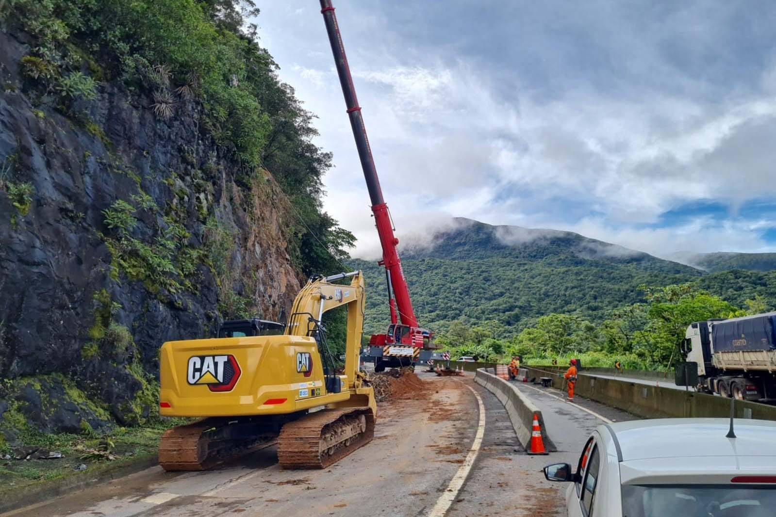DER/PR avança em nova etapa da recuperação da encosta da BR-277 no Litoral - Foto: DER