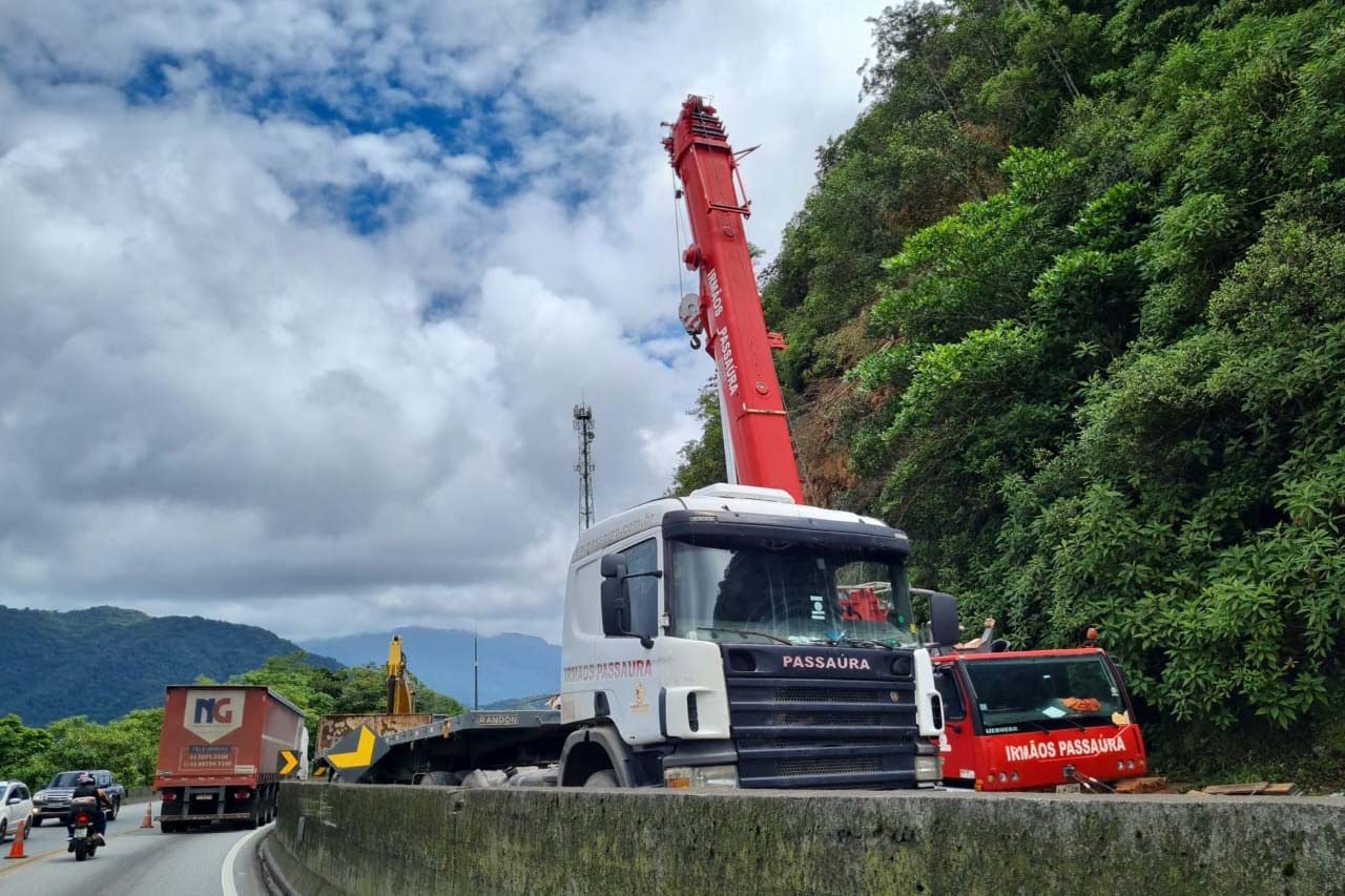 Guindaste do DER/PR chega à BR-277 na Serra do Mar para obra emergencial - Foto: DER