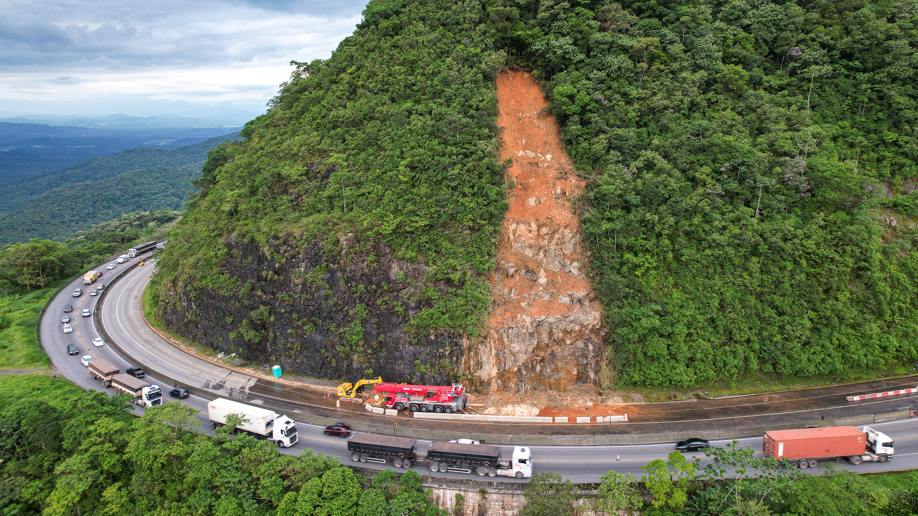 Trecho da BR-277, no sentido litoral, é liberado para o tráfego de veículos