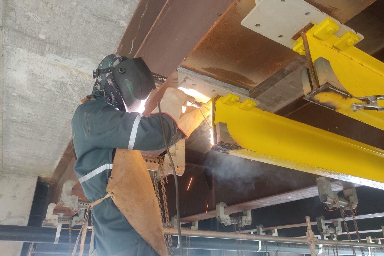 Soldagem nas vias de rolamento das Plataformas de Inspeção e Manutenção da Ponte