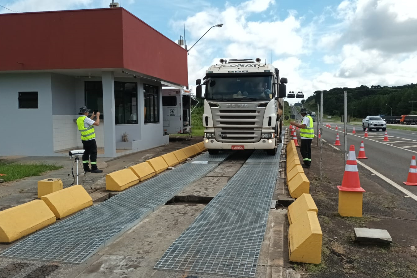 Balanças nos Campos Gerais são ativadas para fiscalizar excesso de carga Foto: DER