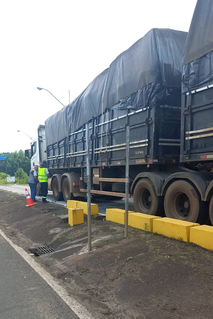 Balanças nos Campos Gerais são ativadas para fiscalizar excesso de carga  Foto: DER