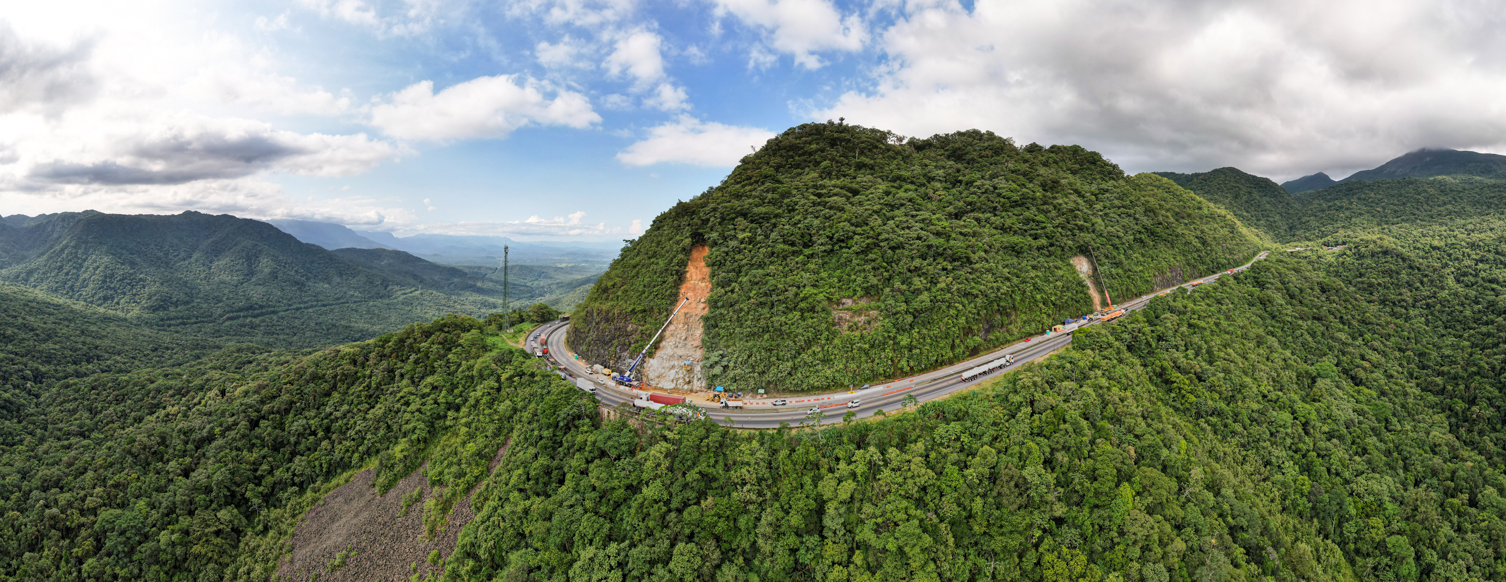 Para melhorar tráfego, BR-277 na Serra do Mar ficará sem guindastes durante o Carnaval Foto: Rodrigo Félix Leal/SEIL