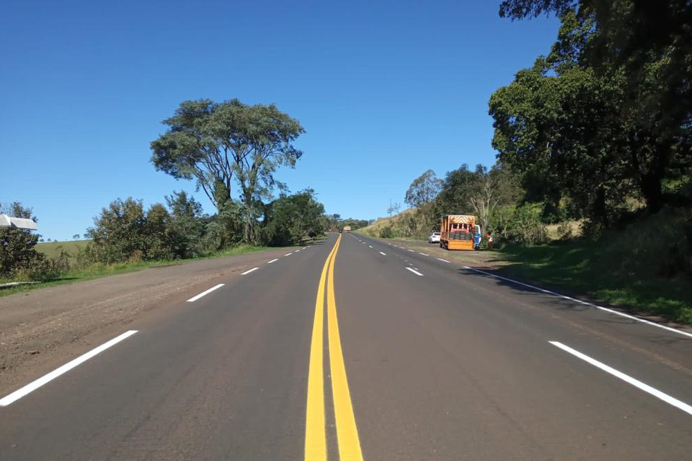 PR-182, entre Ampére e Francisco Beltrão, recebe nova sinalização rodoviária Foto: DER