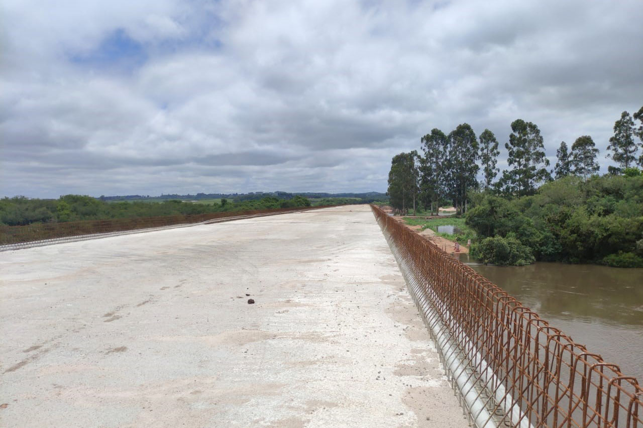 Contorno Norte de Castro - concretagem lajes Ponte do Rio Iapó  Foto: DER