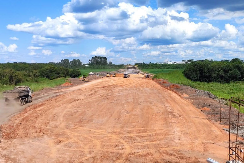 Contorno Norte de Castro - terraplanagem  Foto: DER
