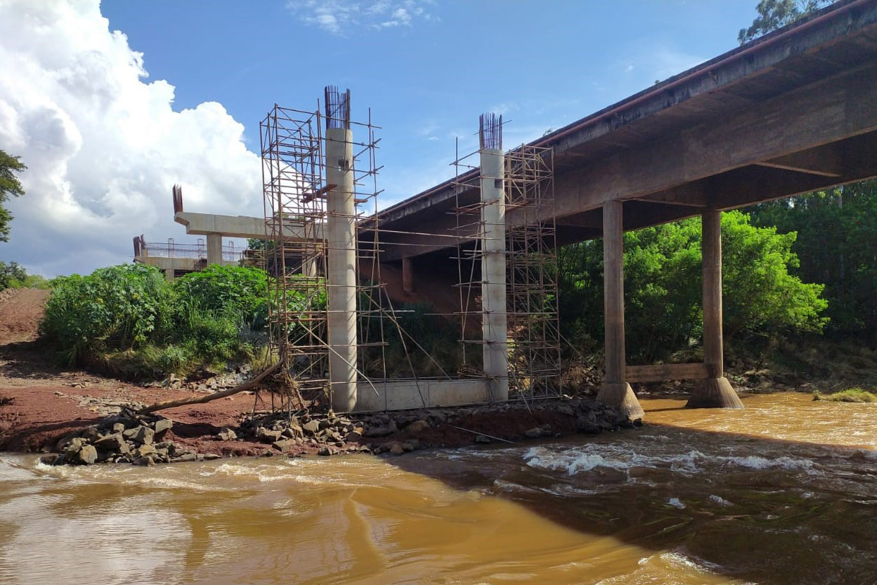Mesmo com chuvas constantes, duplicação entre Maringá e Iguaraçu avança Foto: DER