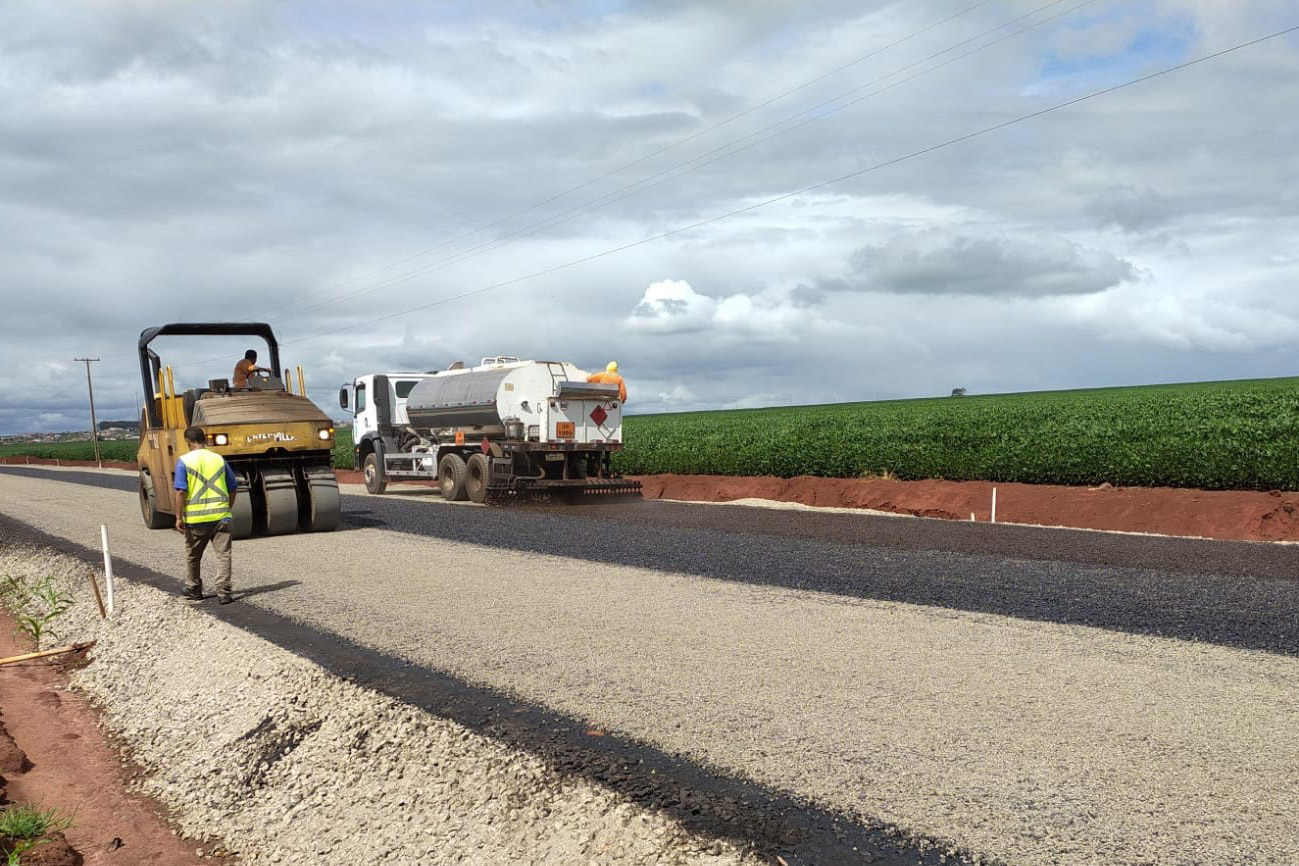 Mesmo com chuvas constantes, duplicação entre Maringá e Iguaraçu avança.  Foto: DER