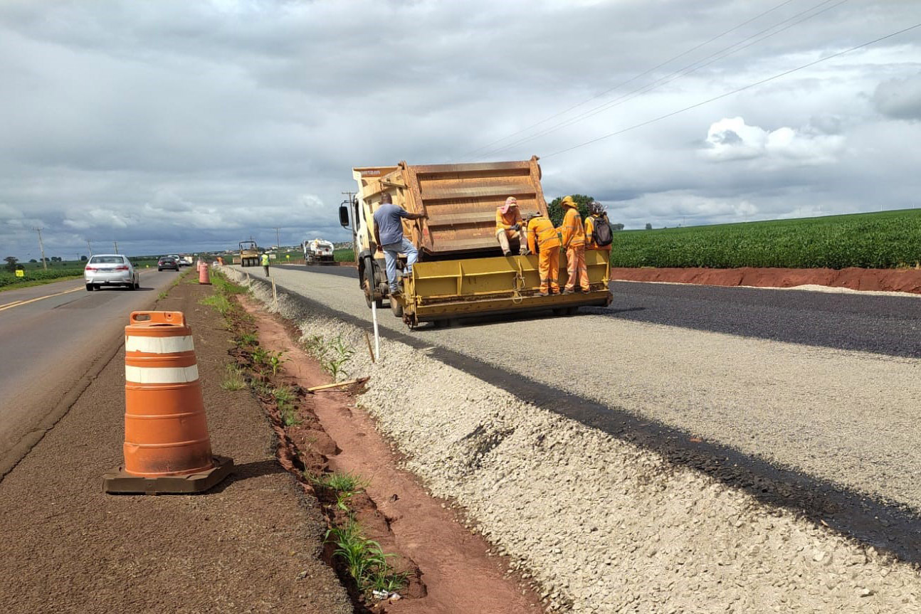 Mesmo com chuvas constantes, duplicação entre Maringá e Iguaraçu avança.  Foto: DER