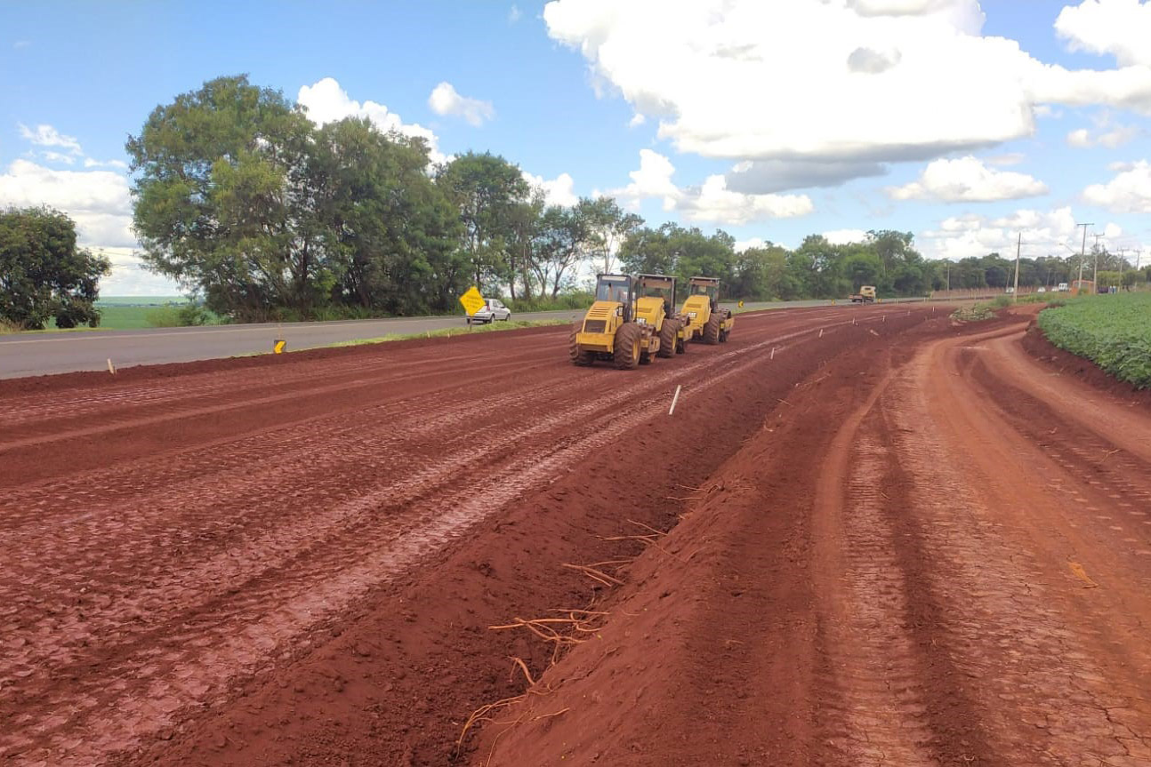 Mesmo com chuvas constantes, duplicação entre Maringá e Iguaraçu avança.  Foto: DER