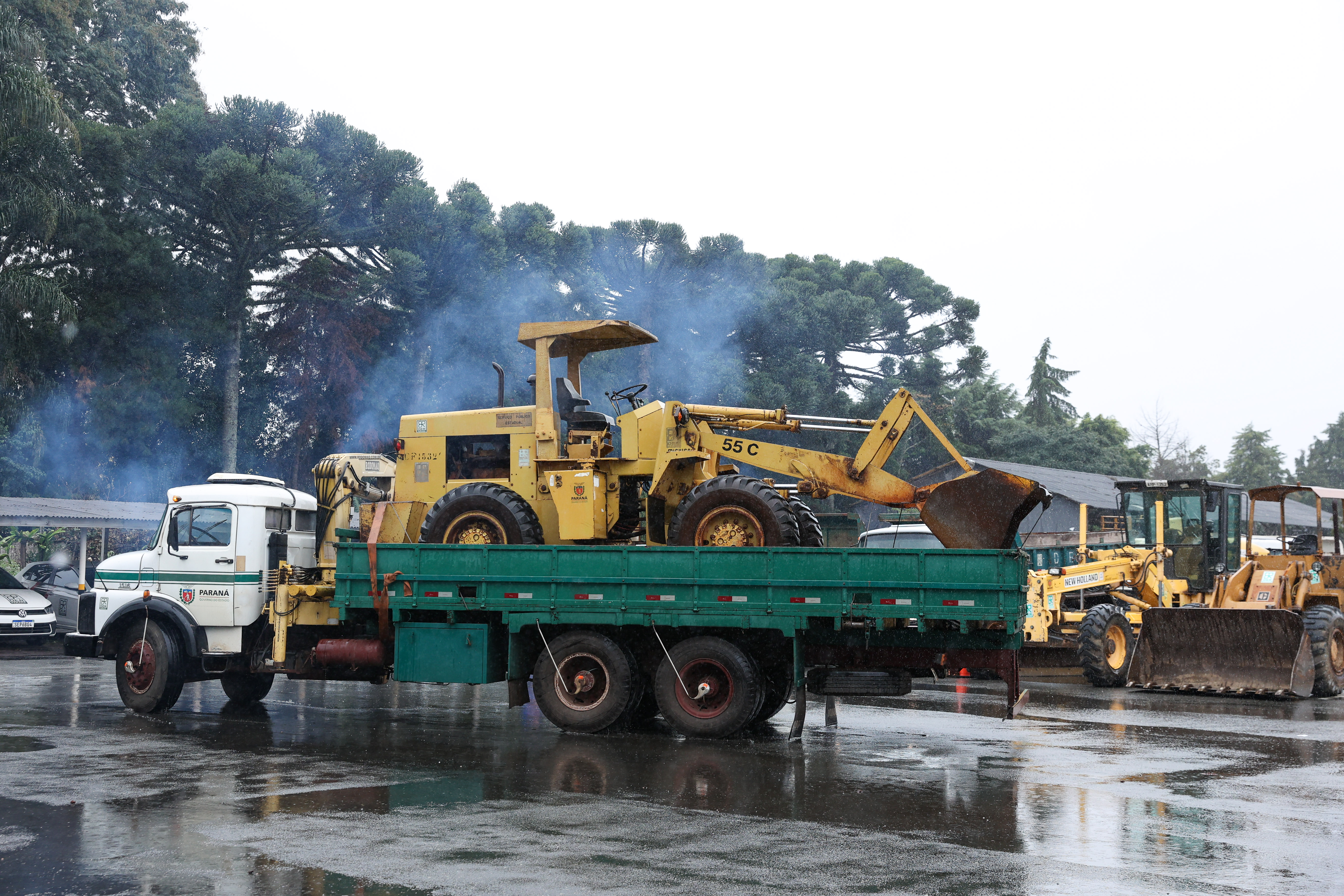 Entre os maquinários enviados estão um caminhão caçamba, três carregadeiras, duas escavadeiras, três caminhões basculantes, duas retroescavadeiras, duas motoniveladoras, um caminhão de transporte, um carregador frontal, um trator de esteira, dois caminhões-pipas, além de veículos leves de apoio e geradores de energia. Foto: Rodrigo Félix Leal/Seil