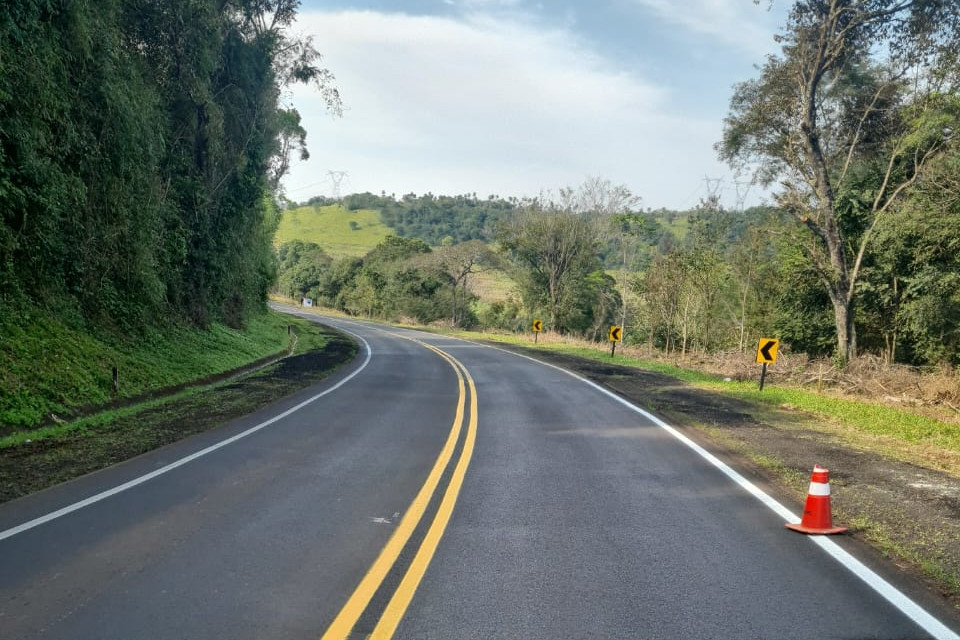 Serviço de conservação na PRC-158 entre Laranjeiras e Rio Bonito do Iguaçu