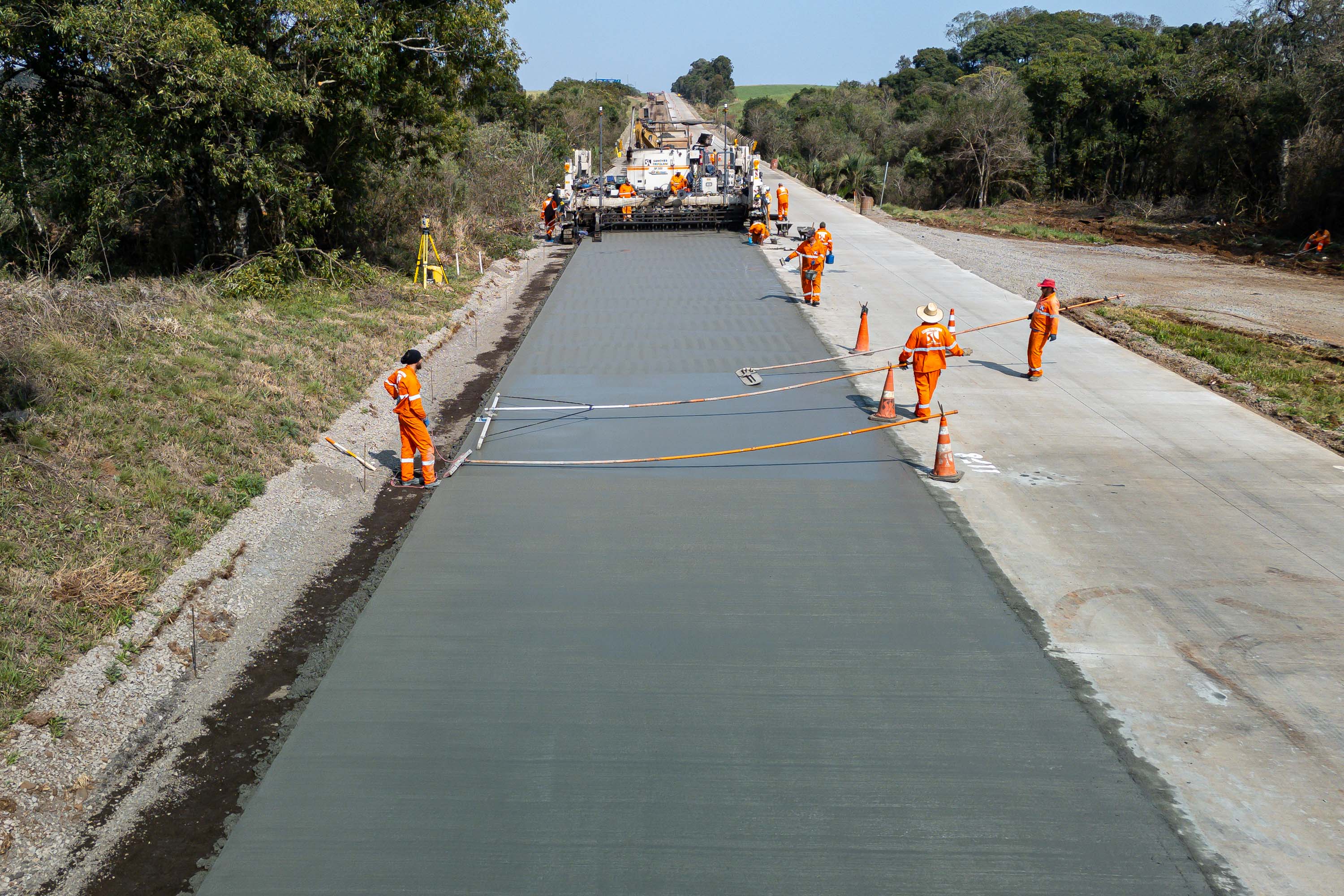 Clevelândia, 29 de agosto de 2024 - Obras de pavimentação em concreto com a técnica whitetopping na PR 280, na região sul do Paraná.