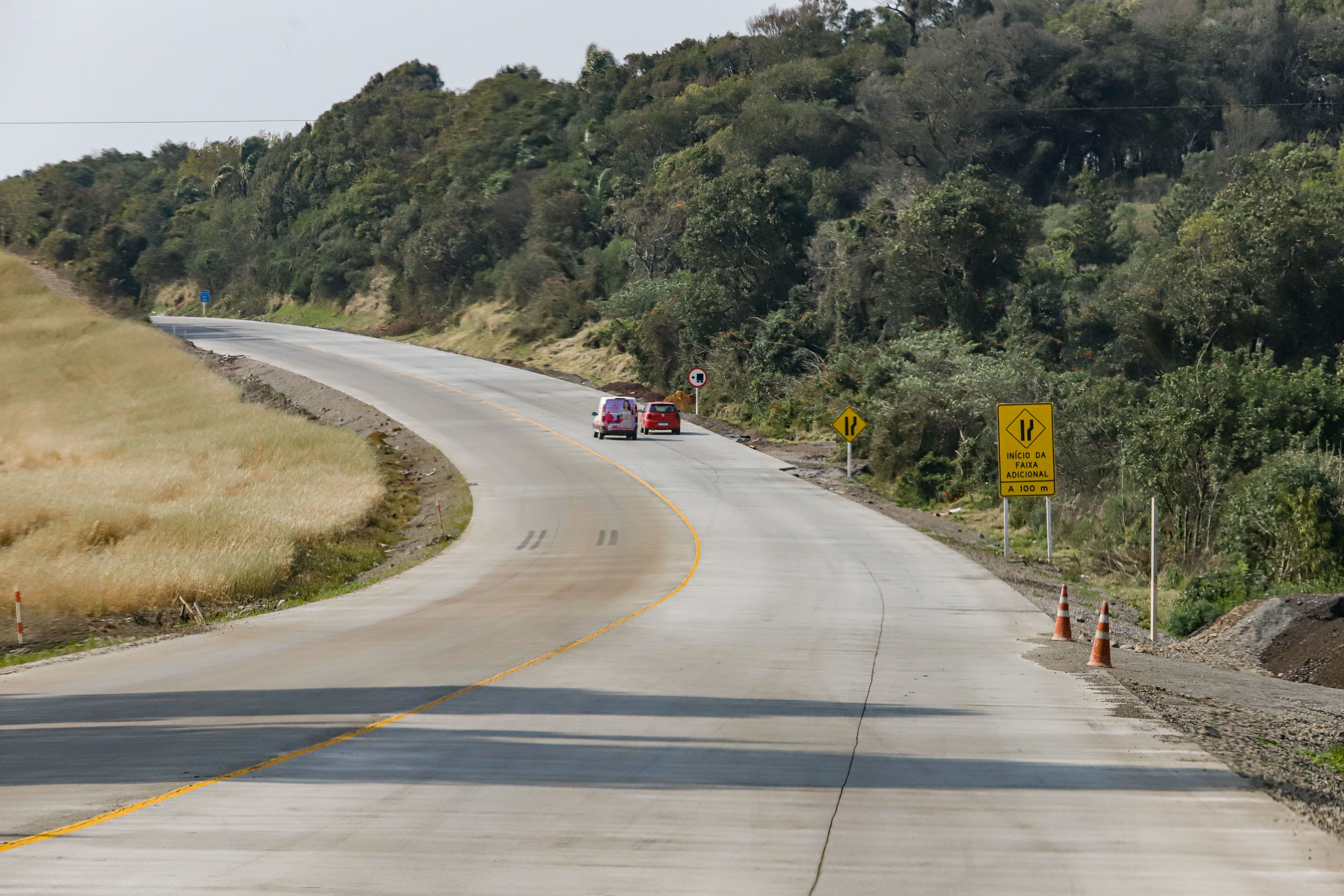 Clevelândia, 29 de agosto de 2024 - Obras de pavimentação em concreto com a técnica whitetopping na PR 280, na região sul do Paraná.