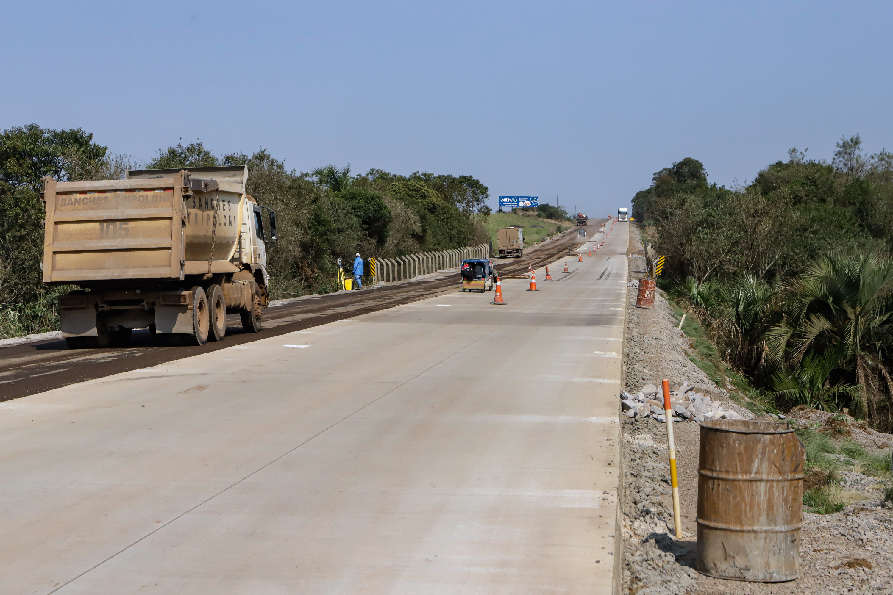 Clevelândia, 29 de agosto de 2024 - Obras de pavimentação em concreto com a técnica whitetopping na PR 280, na região sul do Paraná.