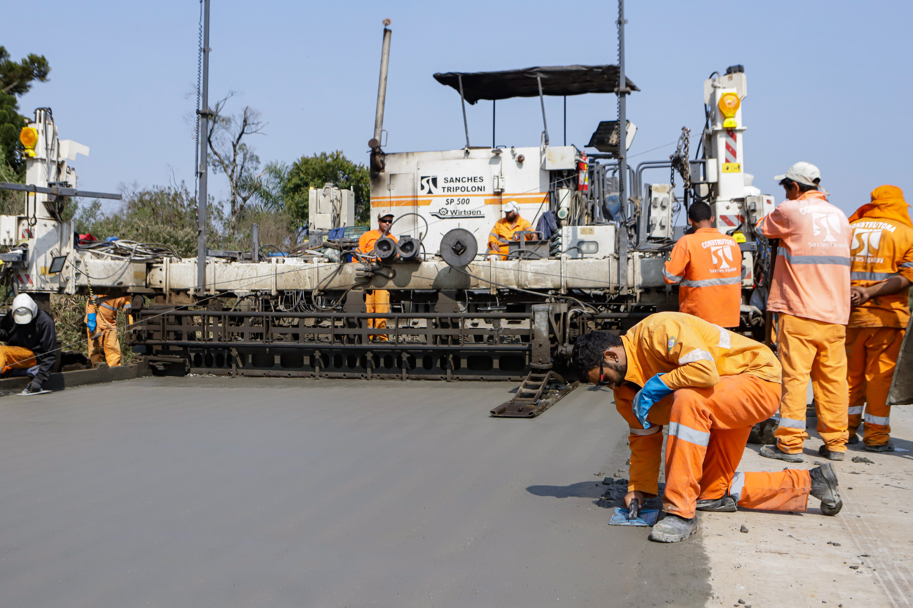 Clevelândia, 29 de agosto de 2024 - Obras de pavimentação em concreto com a técnica whitetopping na PR 280, na região sul do Paraná.