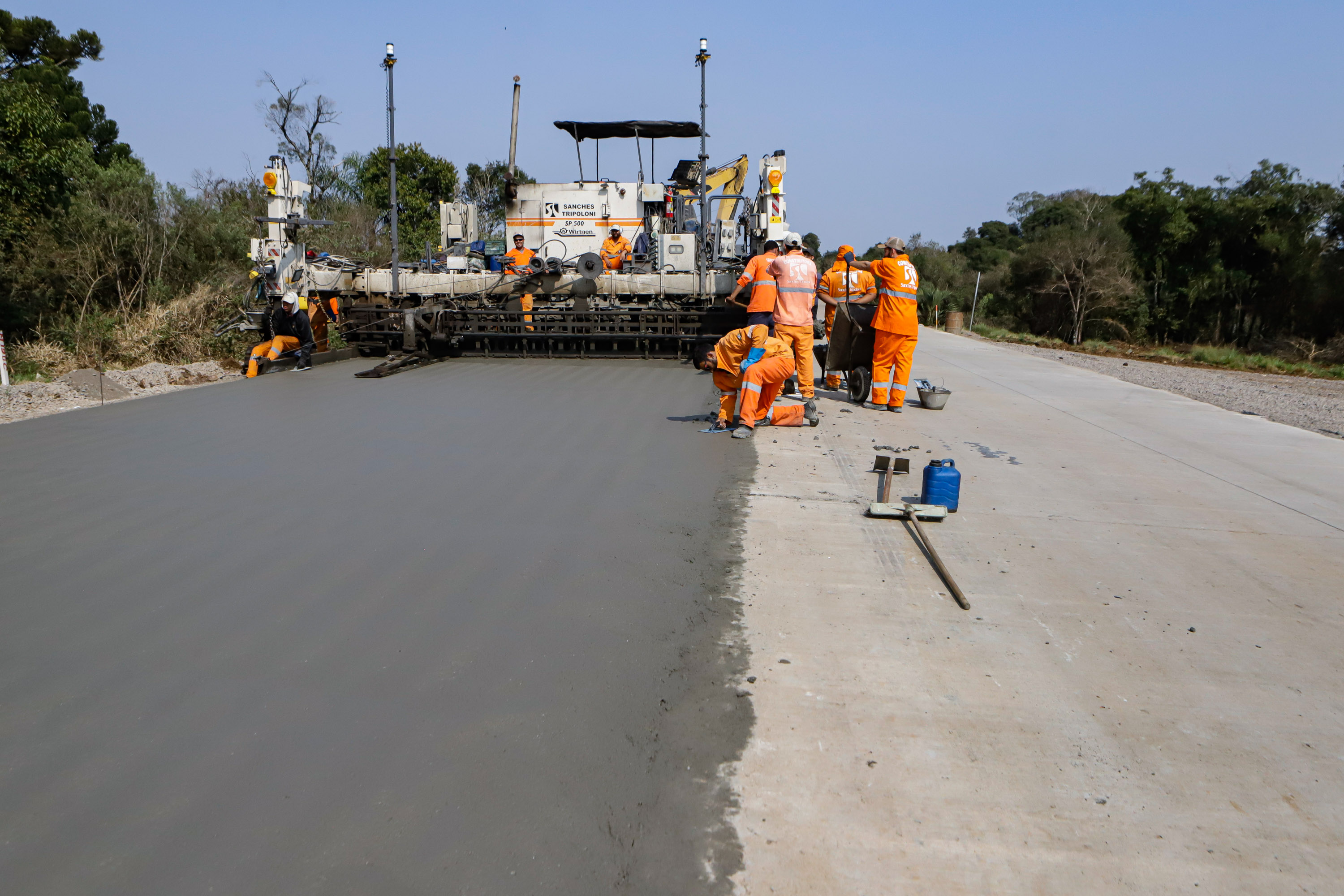 Clevelândia, 29 de agosto de 2024 - Obras de pavimentação em concreto com a técnica whitetopping na PR 280, na região sul do Paraná.