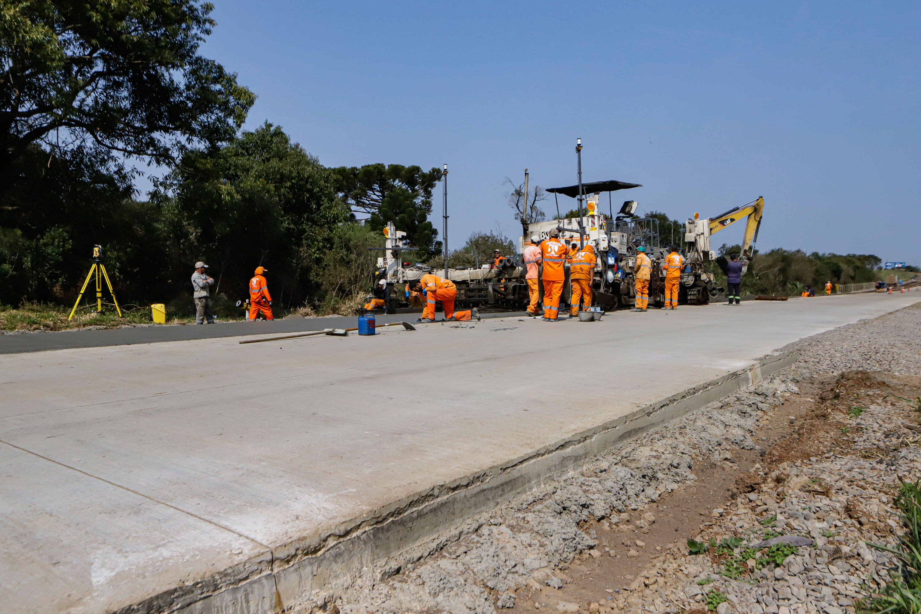Clevelândia, 29 de agosto de 2024 - Obras de pavimentação em concreto com a técnica whitetopping na PR 280, na região sul do Paraná.