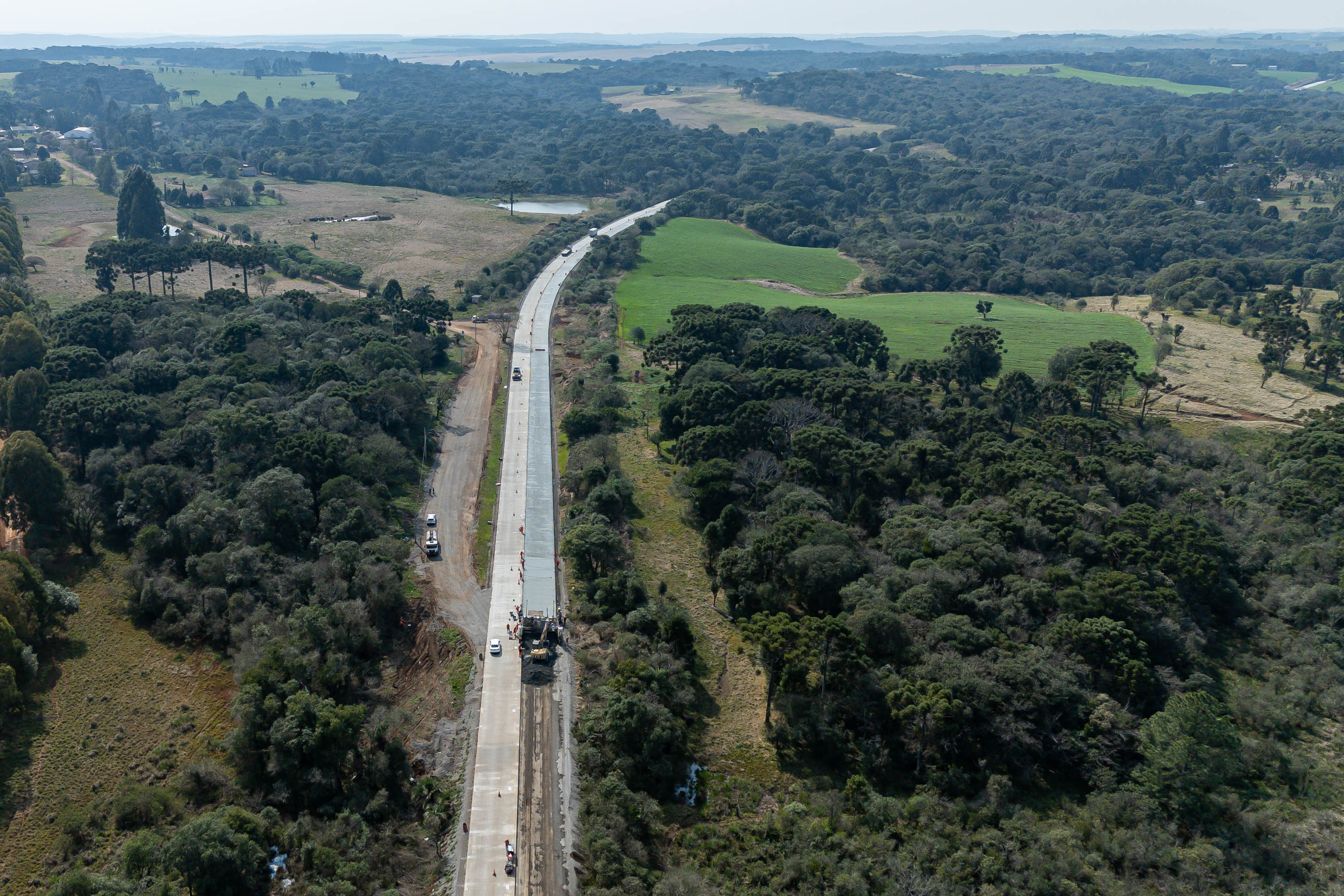 Clevelândia, 29 de agosto de 2024 - Obras de pavimentação em concreto com a técnica whitetopping na PR 280, na região sul do Paraná.