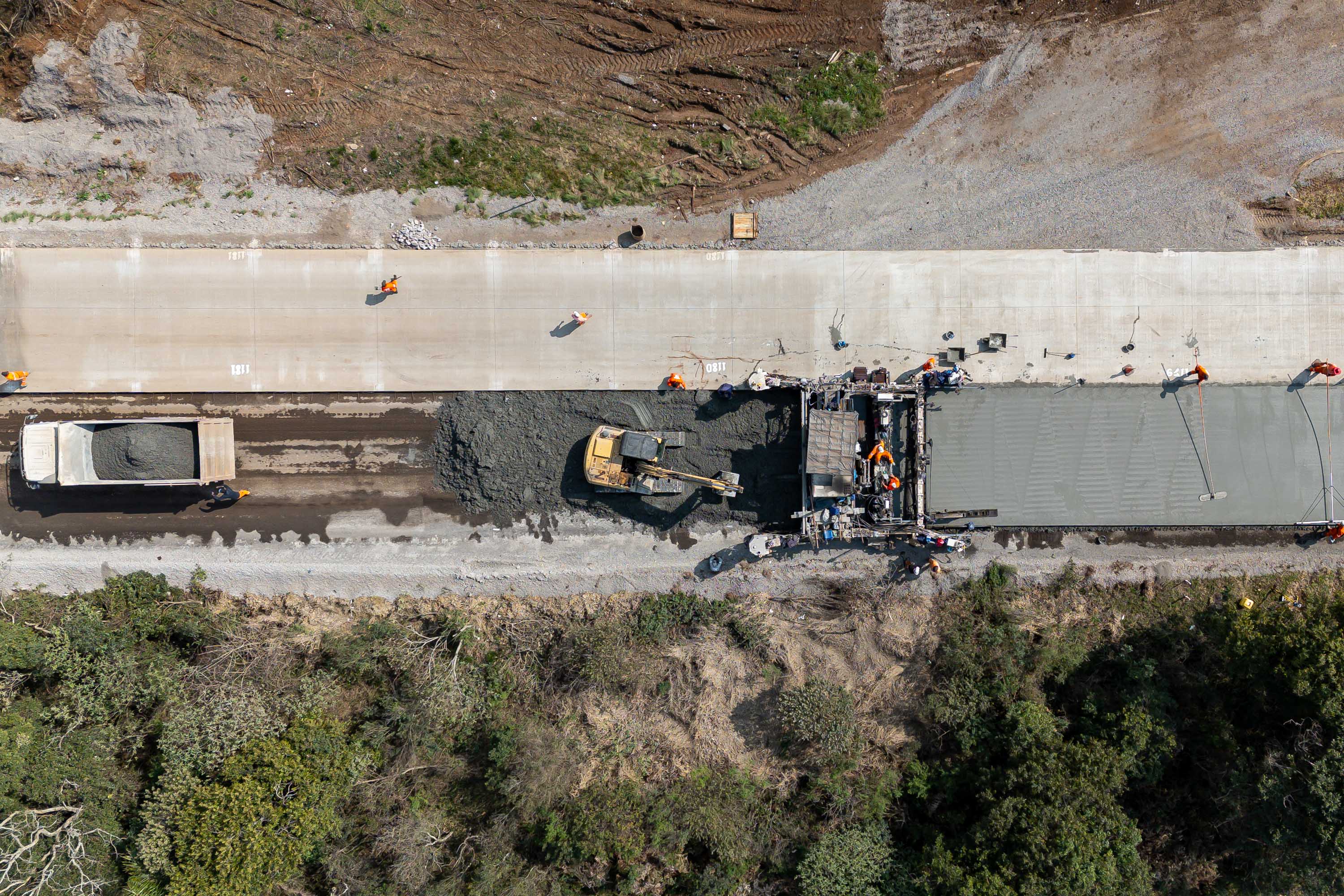 Clevelândia, 29 de agosto de 2024 - Obras de pavimentação em concreto com a técnica whitetopping na PR 280, na região sul do Paraná.