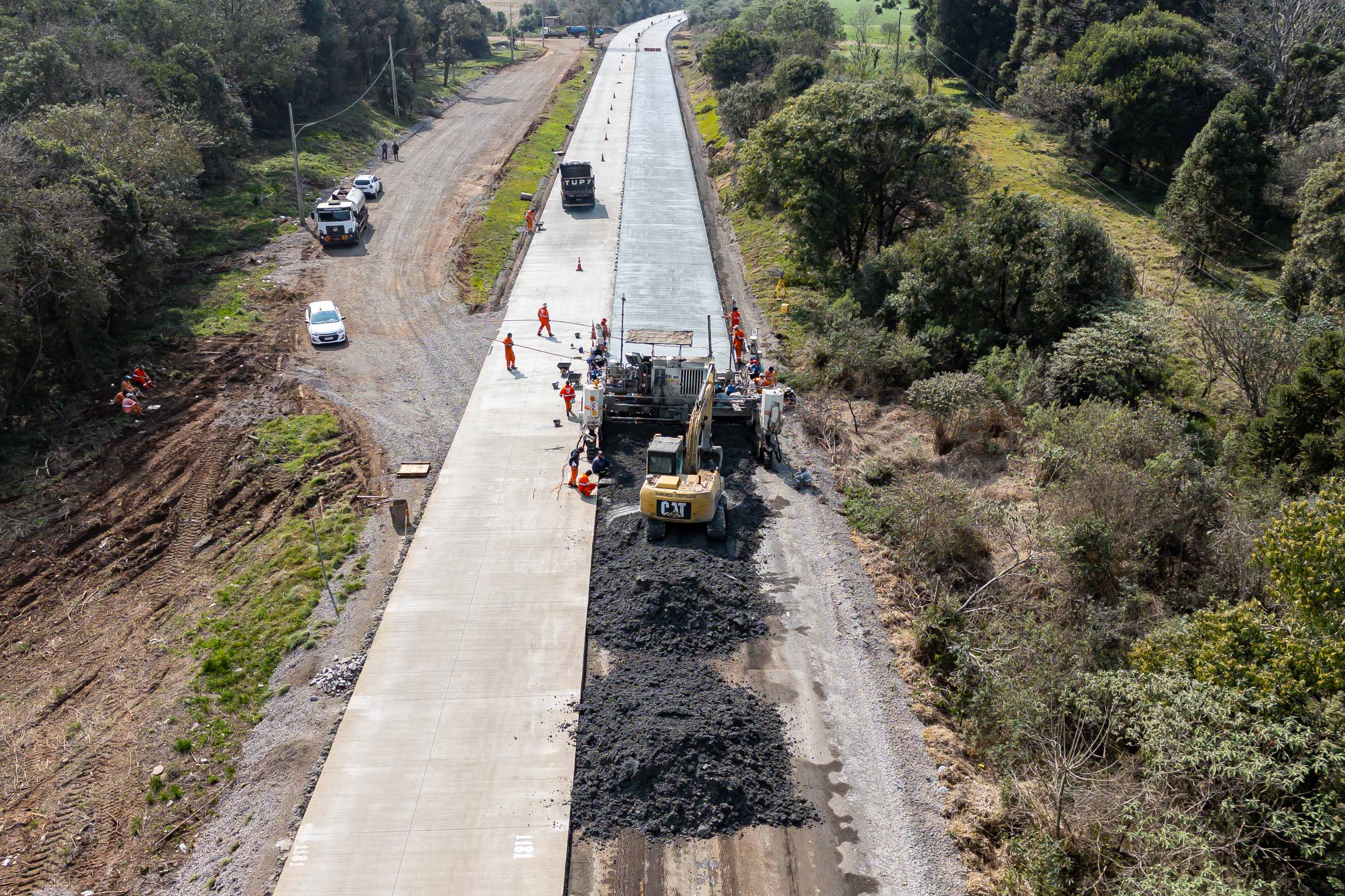 Clevelândia, 29 de agosto de 2024 - Obras de pavimentação em concreto com a técnica whitetopping na PR 280, na região sul do Paraná.