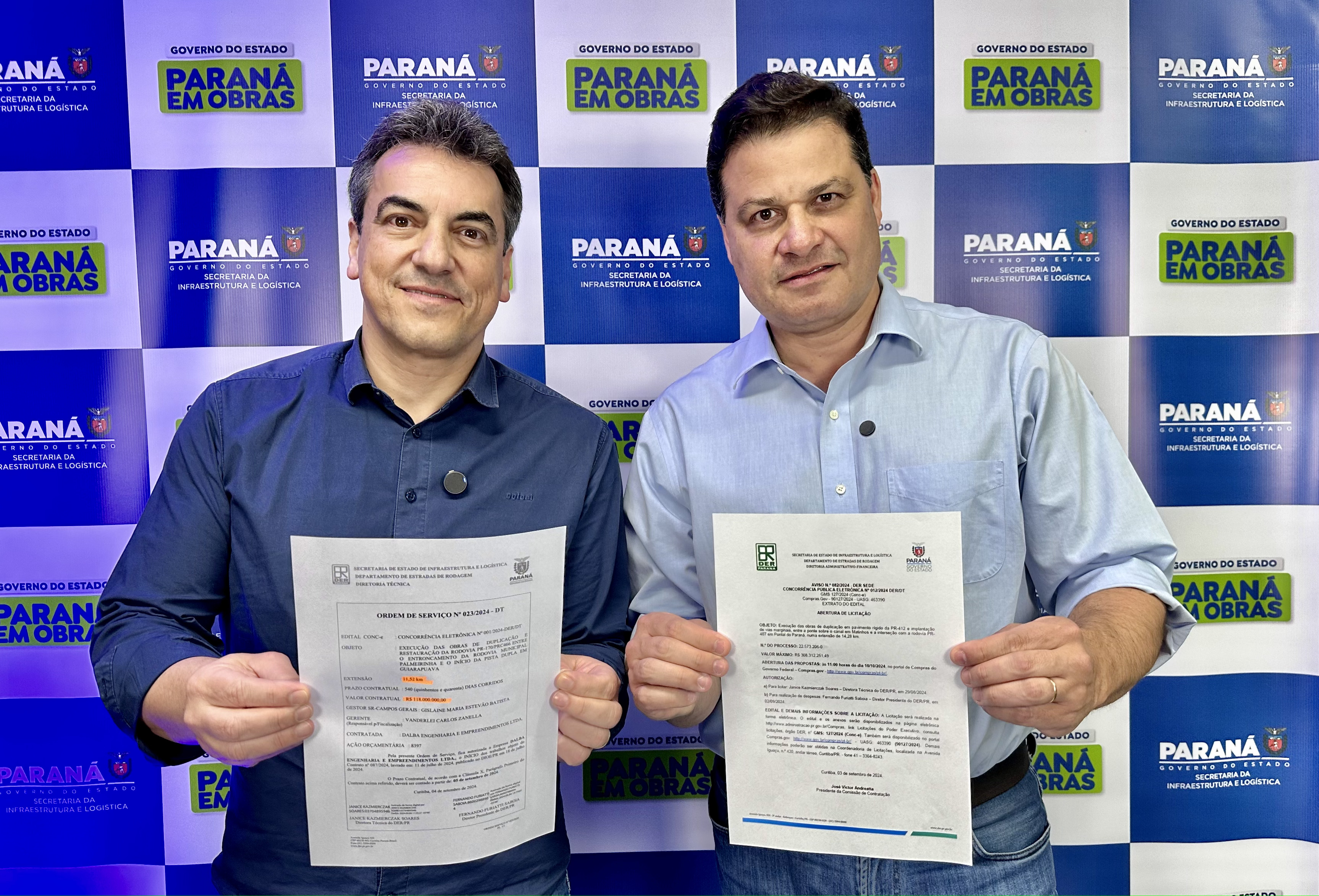 Pessoas segurando papéis com a abertura de licitação e ordem de serviço