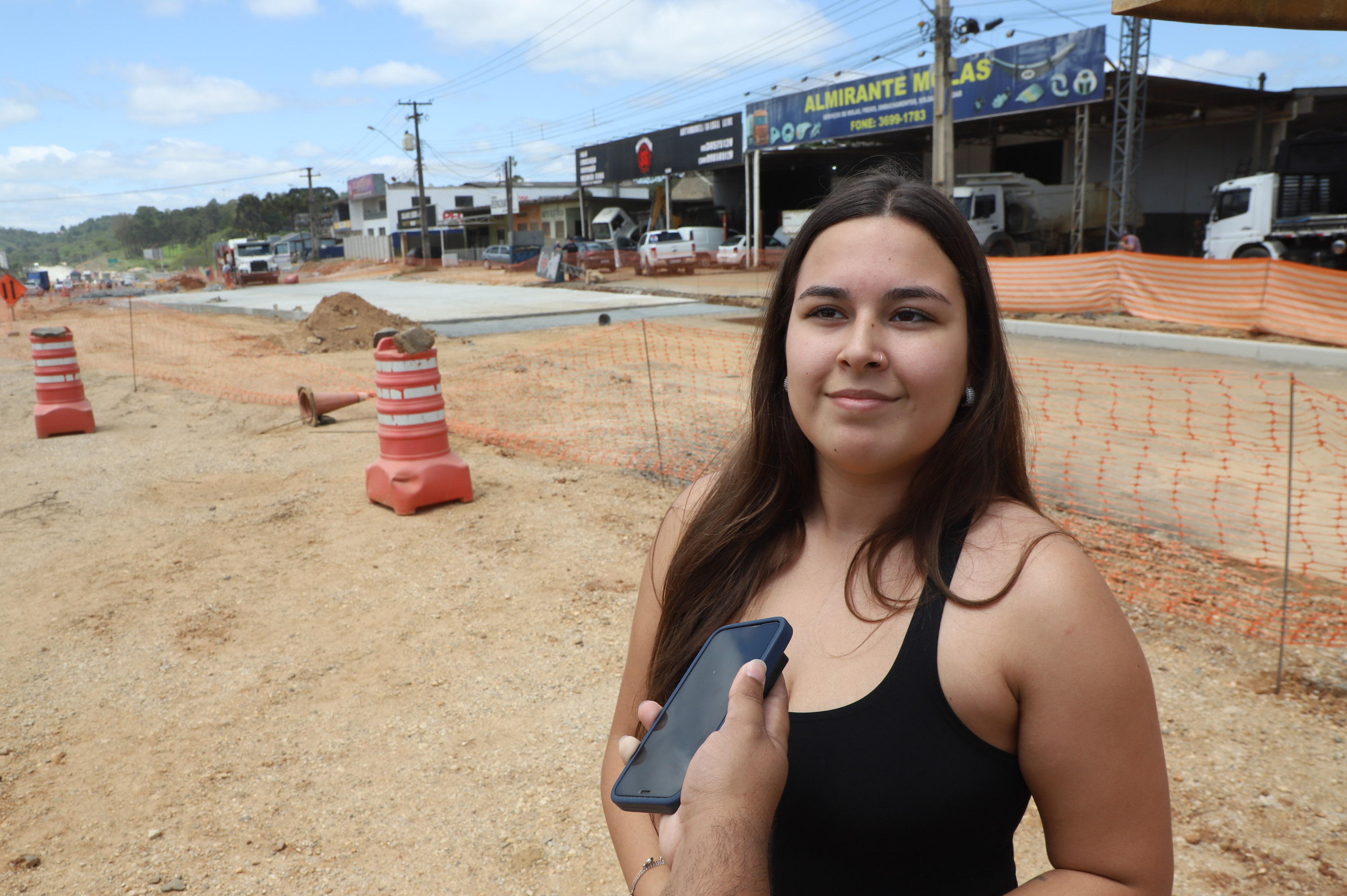 Duplicação da Rodovia dos Minérios muda realidade de motoristas, comerciantes e moradores. Na foto, a estudante Isabelly Alves.