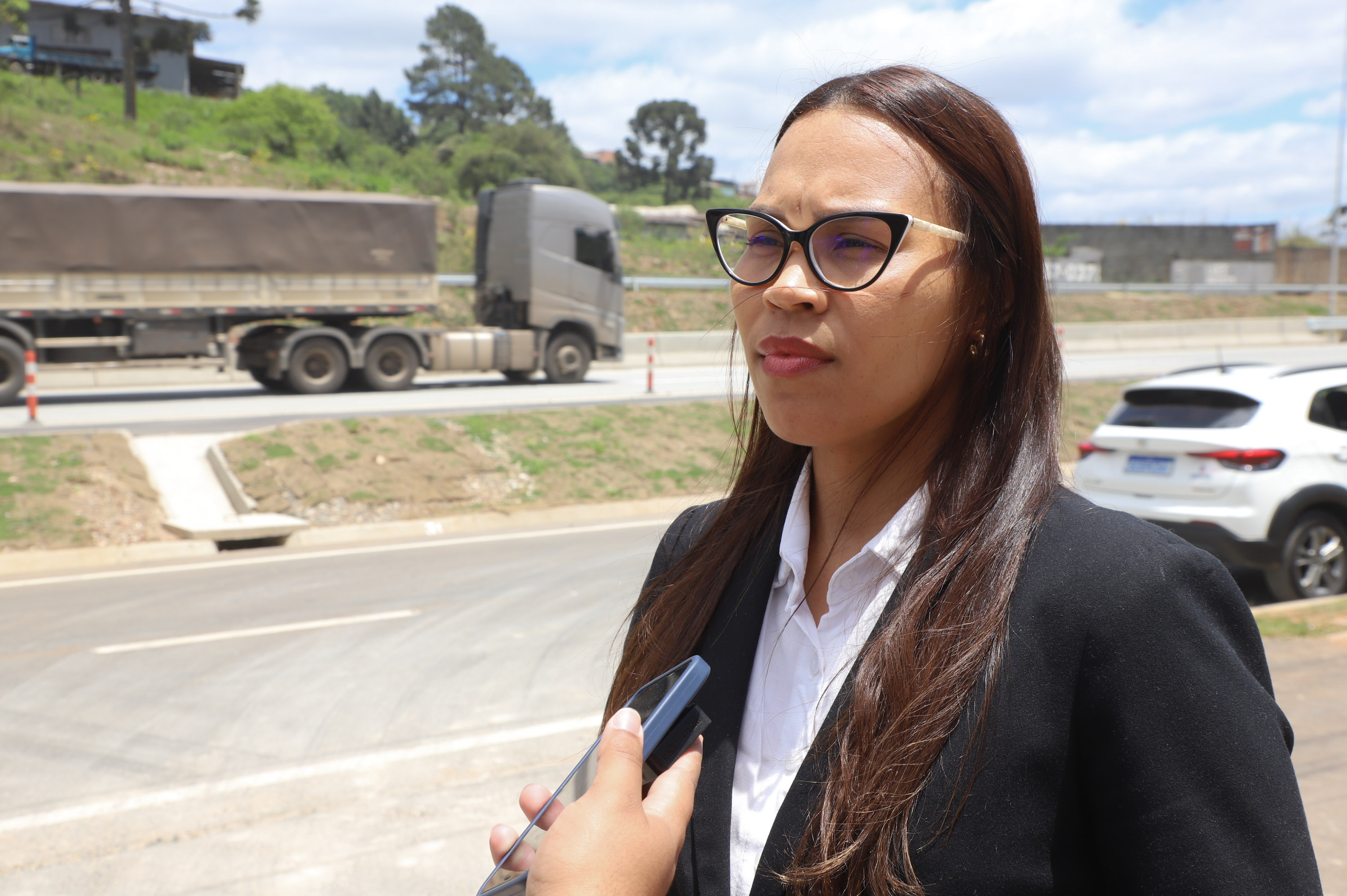 A consultora comercial Priscila Lima, 35 anos, morou em Almirante Tamandaré durante três décadas e viveu a rodovia antes, durante e agora no pós-duplicação. “Era bem precária, porque como era só uma pista, tanto para ir quanto para voltar, eu demorava uma média de 15, 20 minutos para chegar, morando aqui mesmo na cidade. Vindo de Curitiba, onde moro hoje, dá 12 minutos, fora a segurança para os pedestres com a passarela onde é mais movimentado”, opina.