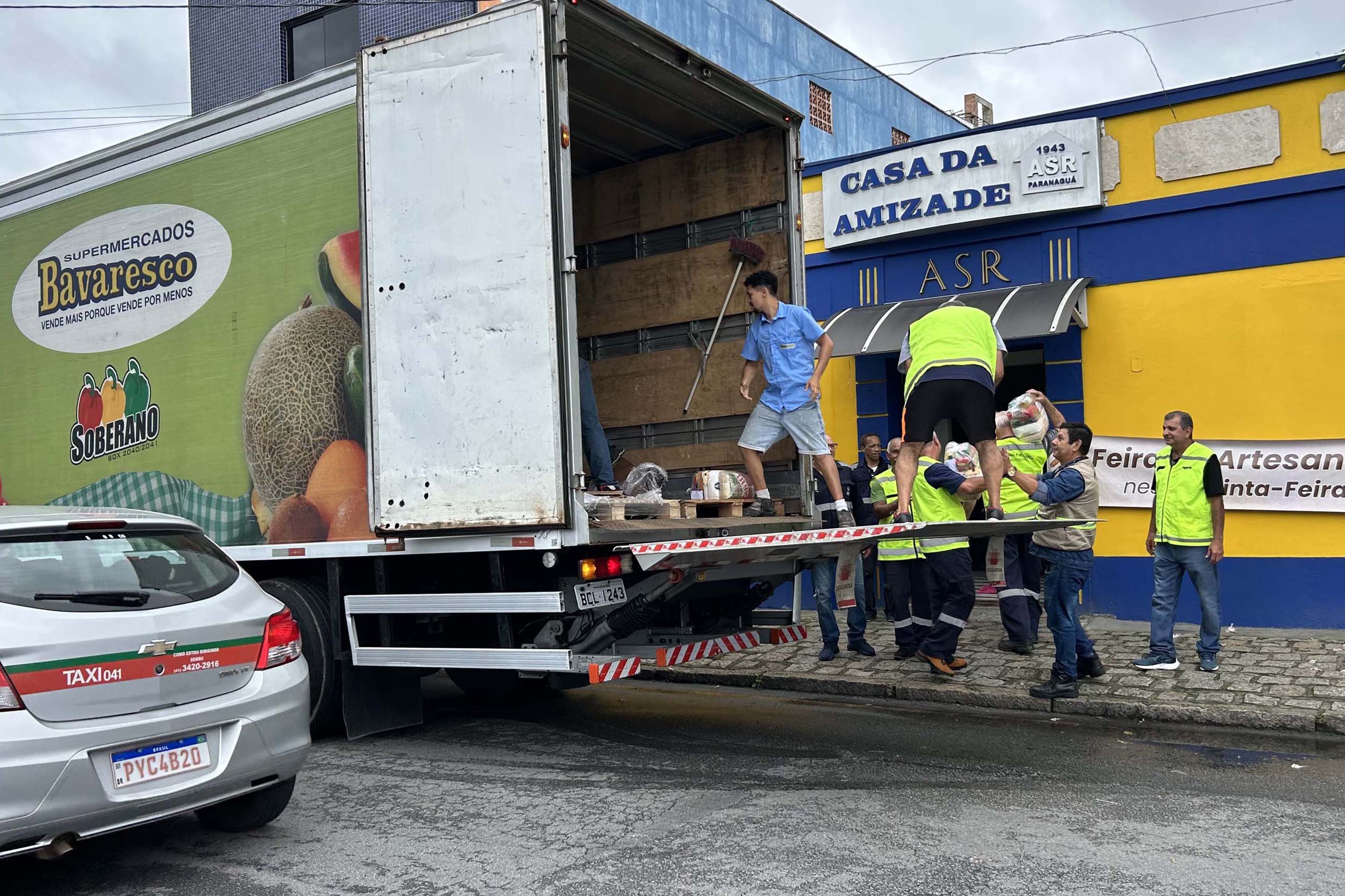 Cestas básicas sendo distribuídas em Paranaguá