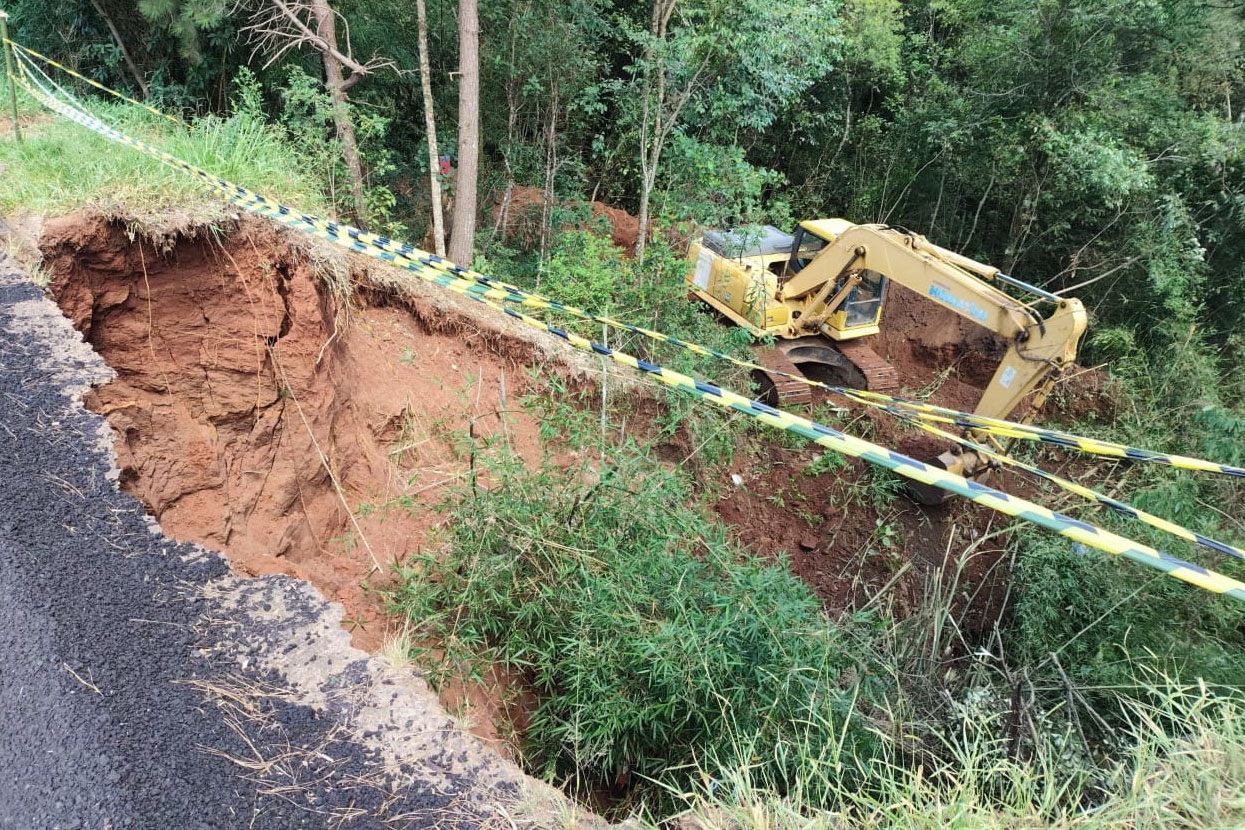 obra de recuperação de rodovia atingida por erosão em Curiúva