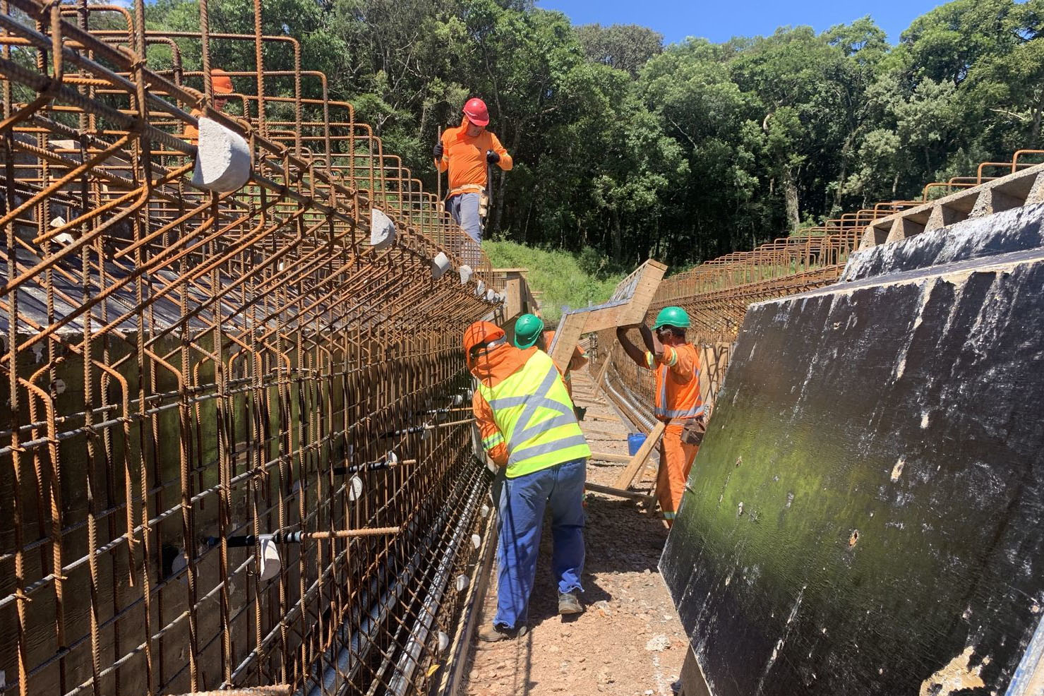 Pessoas trabalhando na obra de concretagem na duplicação em Guarapuava