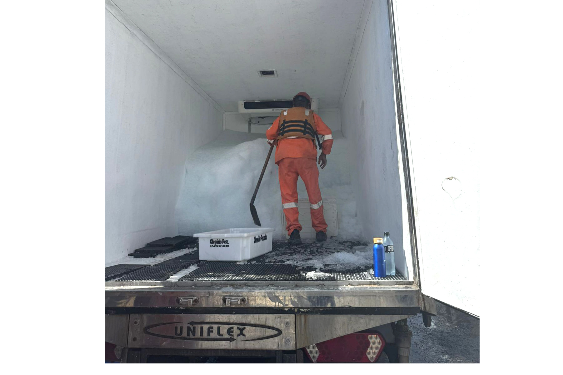 GELO NA PONTE - No período de novembro de 2024 a janeiro de 2025, uma técnica chamou a atenção no canteiro de obras: o uso de gelo na concretagem dos blocos de coroamento da ponte