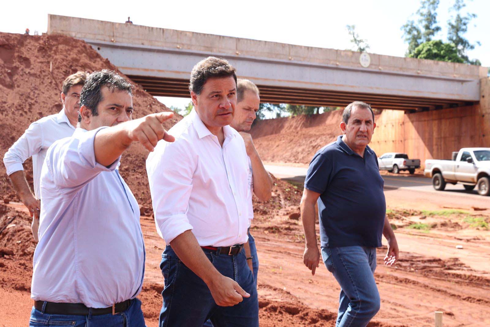 homens na obra do viaduto de Iporã